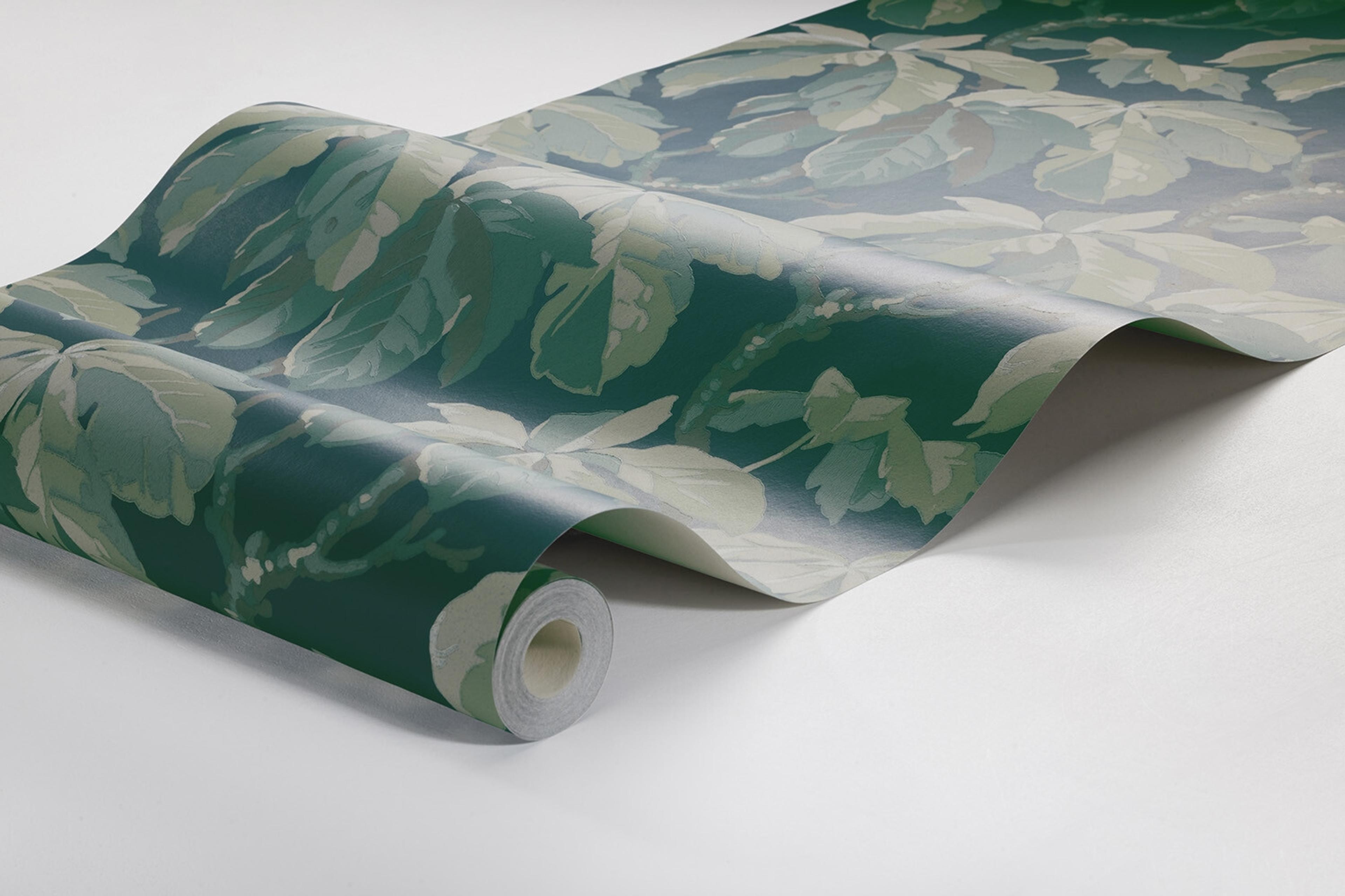Kastanj tapet med botaniskt mönster i blå. Från kollektionen New Heritage. Nonwoven-material med rak passning.
