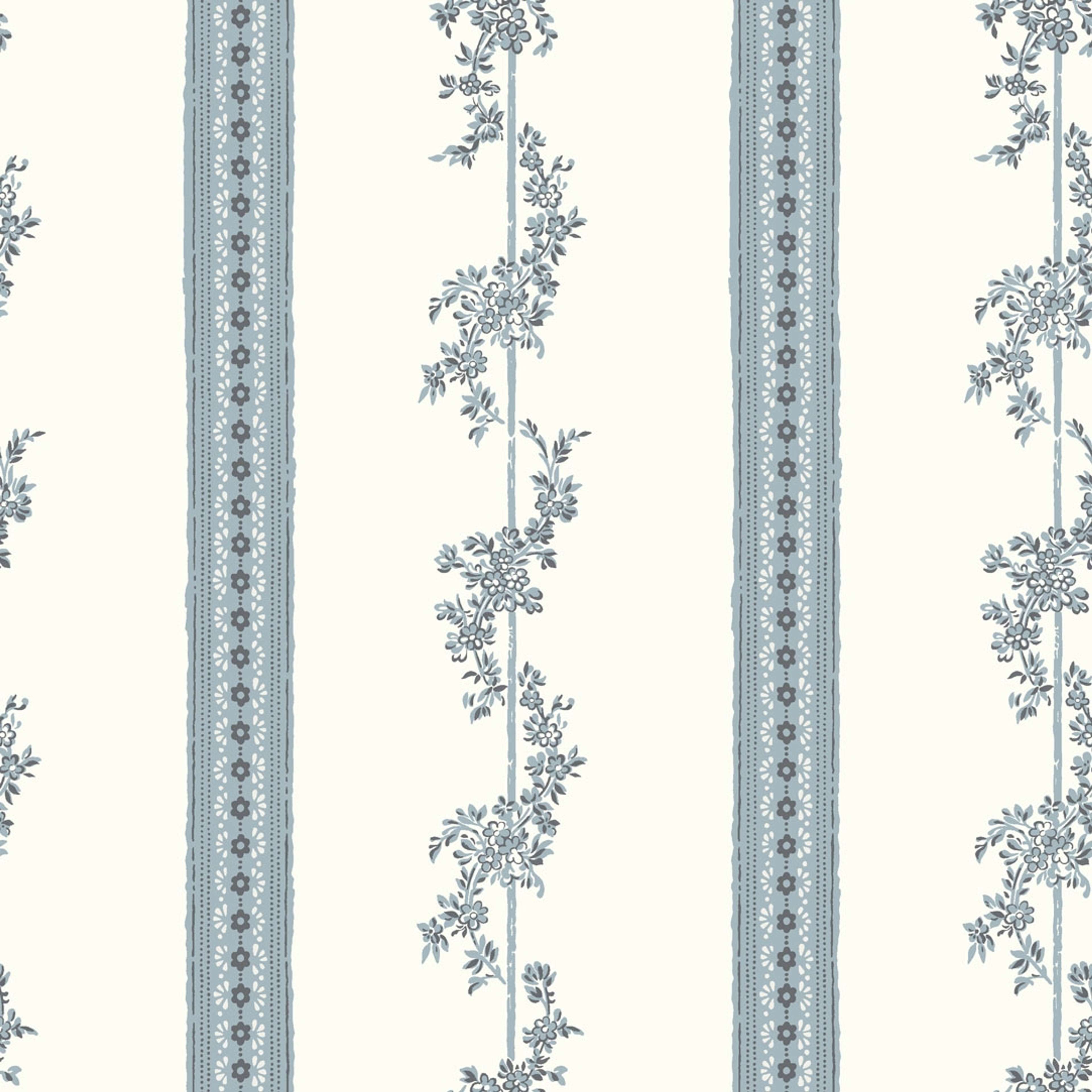 Drottningholm tapet från Boråstapeter med randigt, blommigt mönster i vit och blå. Från kollektionen anno. Nonwoven-material med rak passning. Passar i sovrum och matsal.