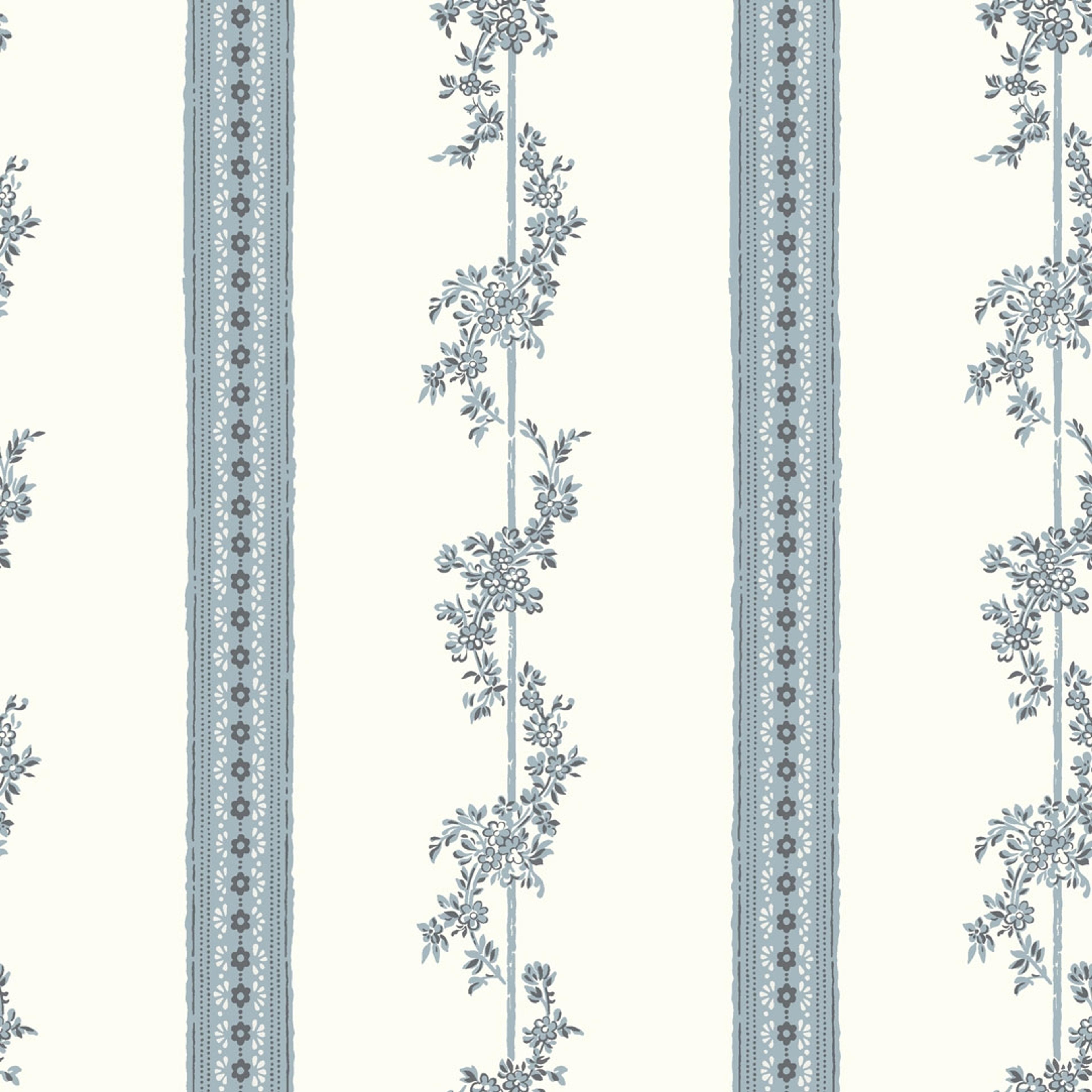 Drottningholm tapet från Boråstapeter med randigt, blommigt mönster i vit och blå. Från kollektionen anno. Nonwoven-material med rak passning. Passar i sovrum och matsal.