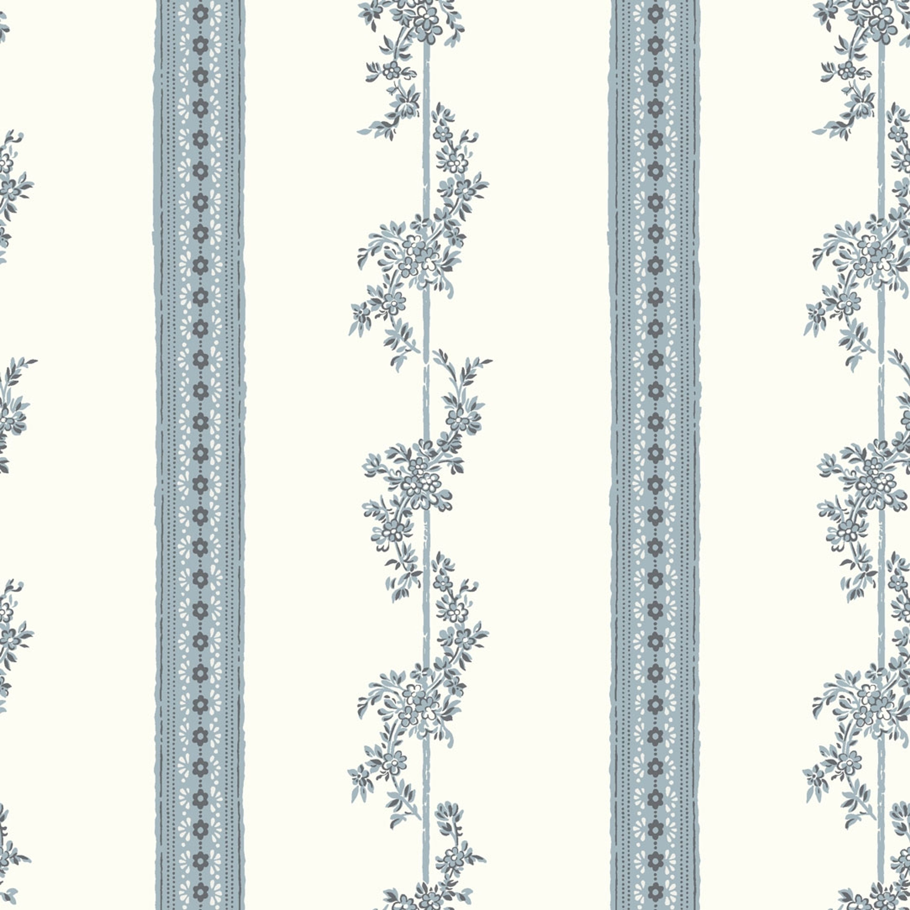 Drottningholm tapet från Boråstapeter med randigt, blommigt mönster i vit och blå. Från kollektionen anno. Nonwoven-material med rak passning. Passar i sovrum och matsal.