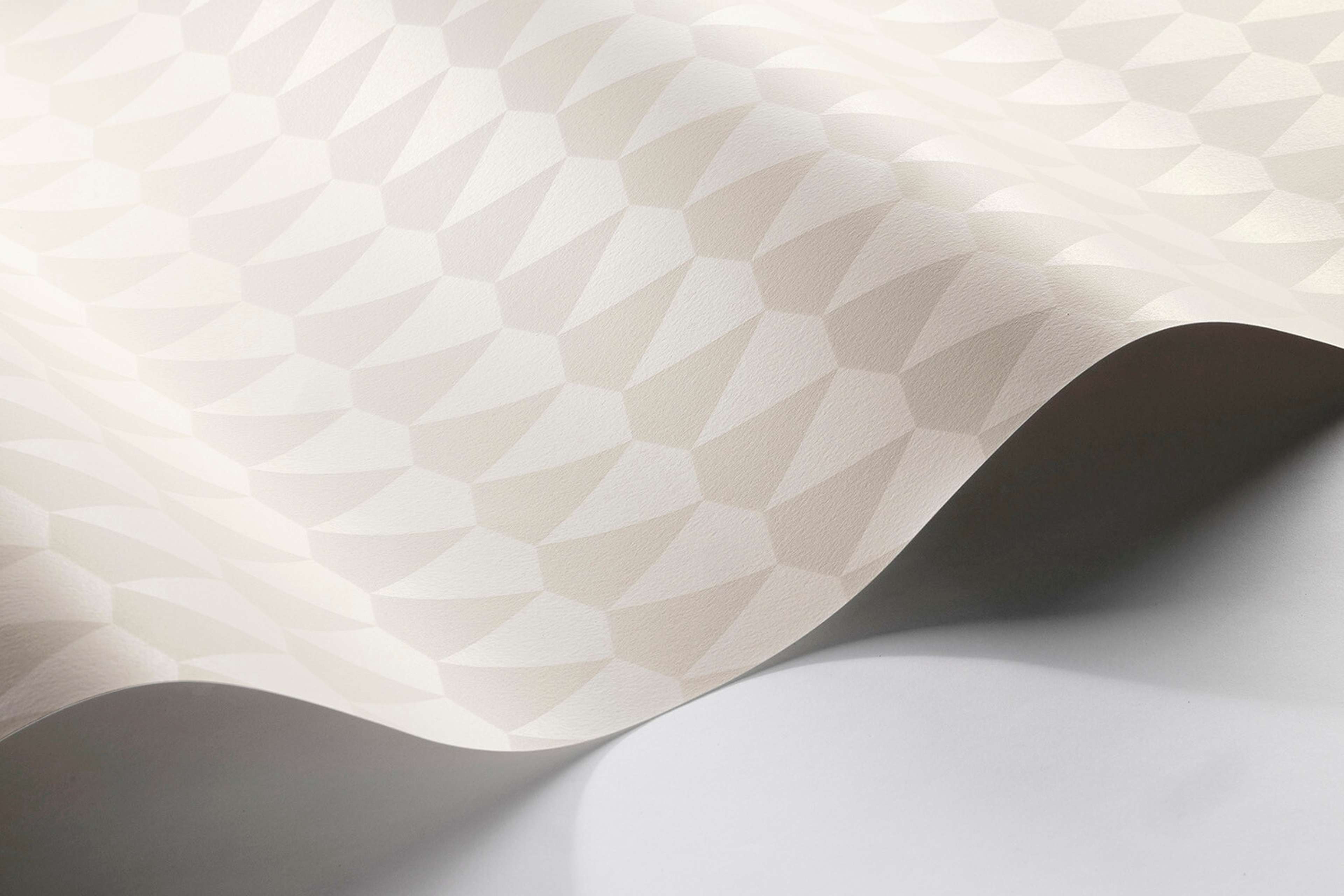 Borosan 21 8615 tapet med grafiskt mönster i beige. Från kollektionen Borosan 21. Papper-material med rak passning.