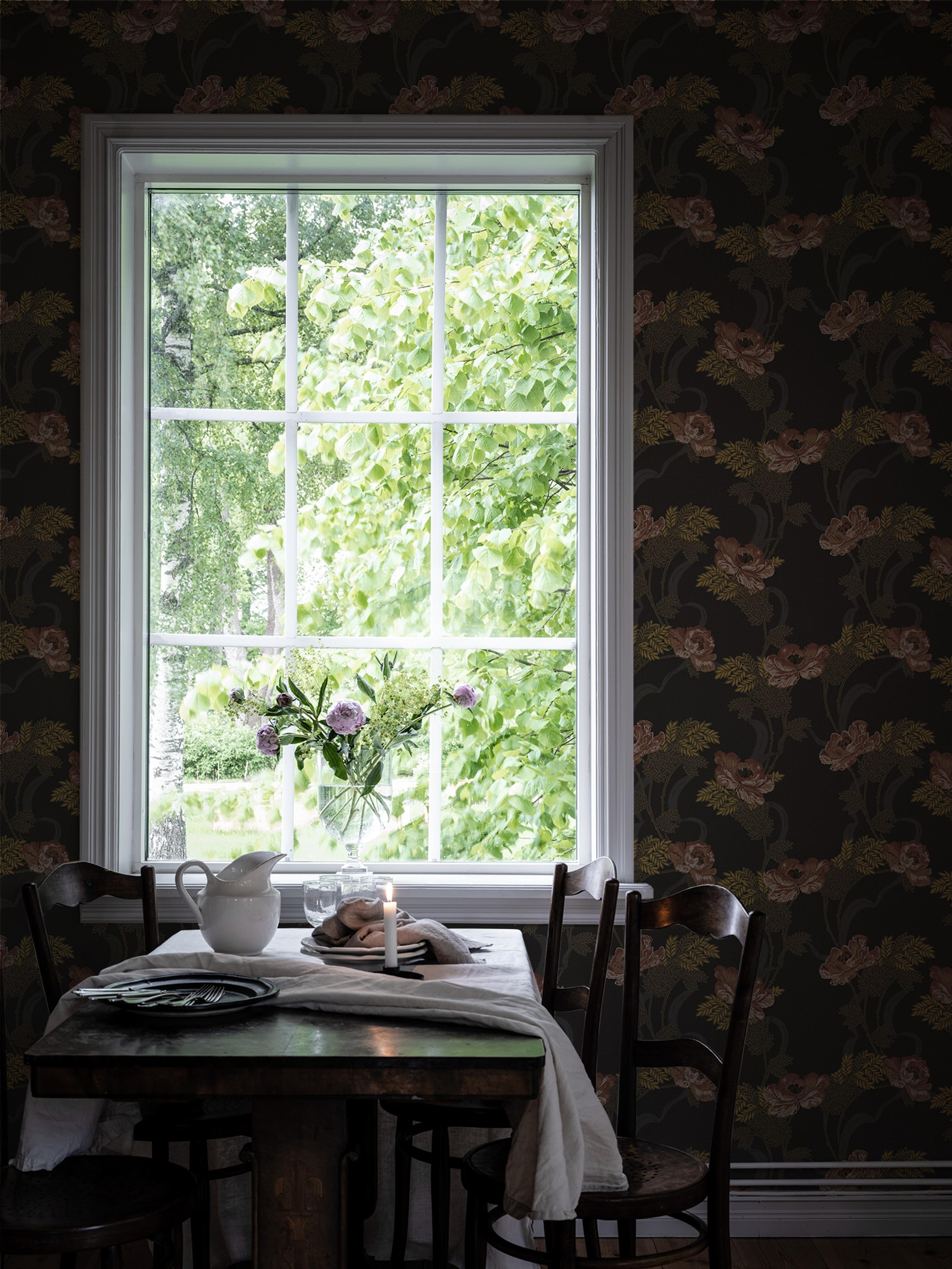 Ovansjö Svart tapet med blommigt mönster i svart. Från kollektionen Gammalsvenska klassiker 1850–1950. Nonwoven-material med rak passning.