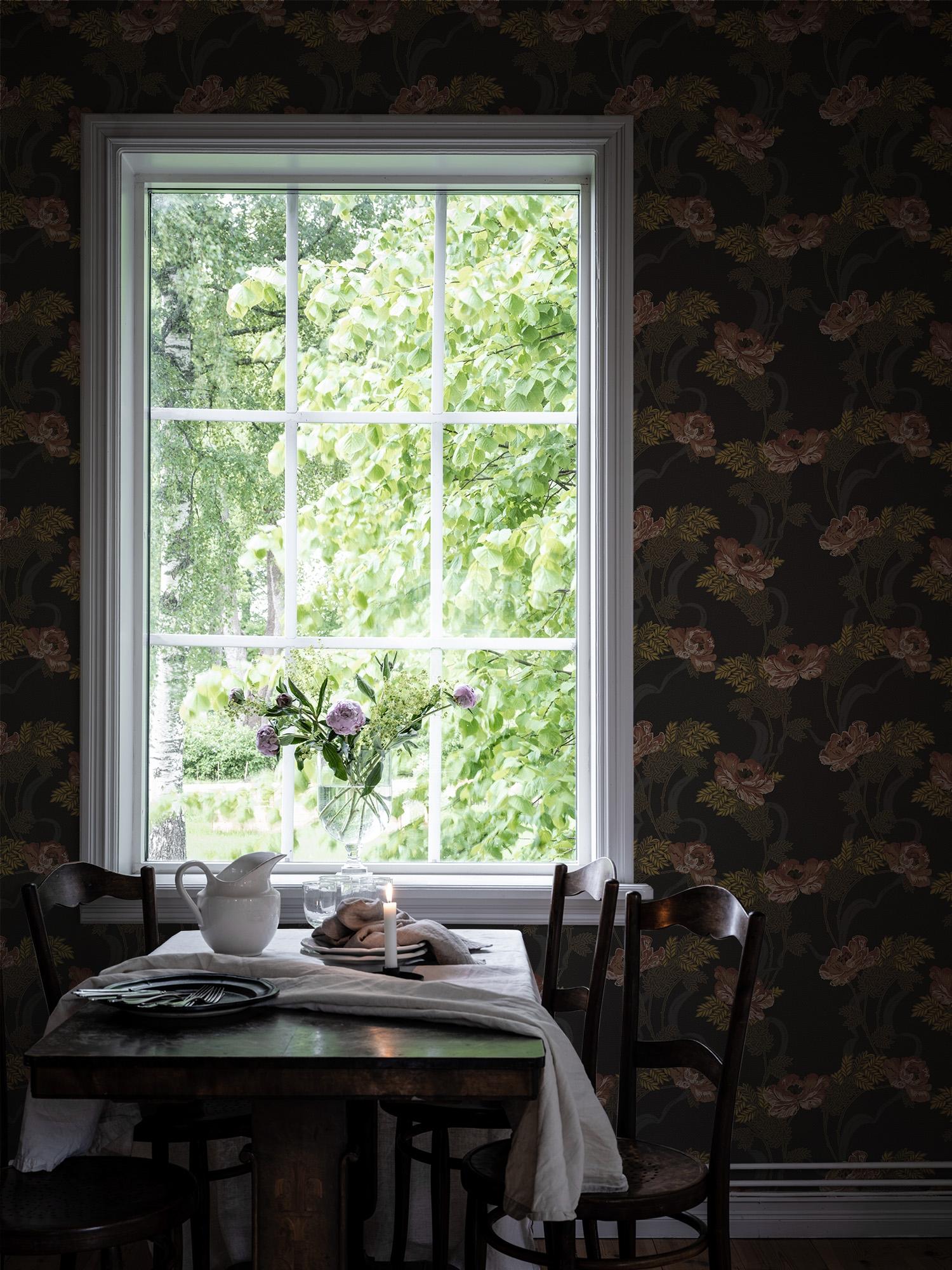 Ovansjö Svart tapet med blommigt mönster i svart. Från kollektionen Gammalsvenska klassiker 1850–1950. Nonwoven-material med rak passning.