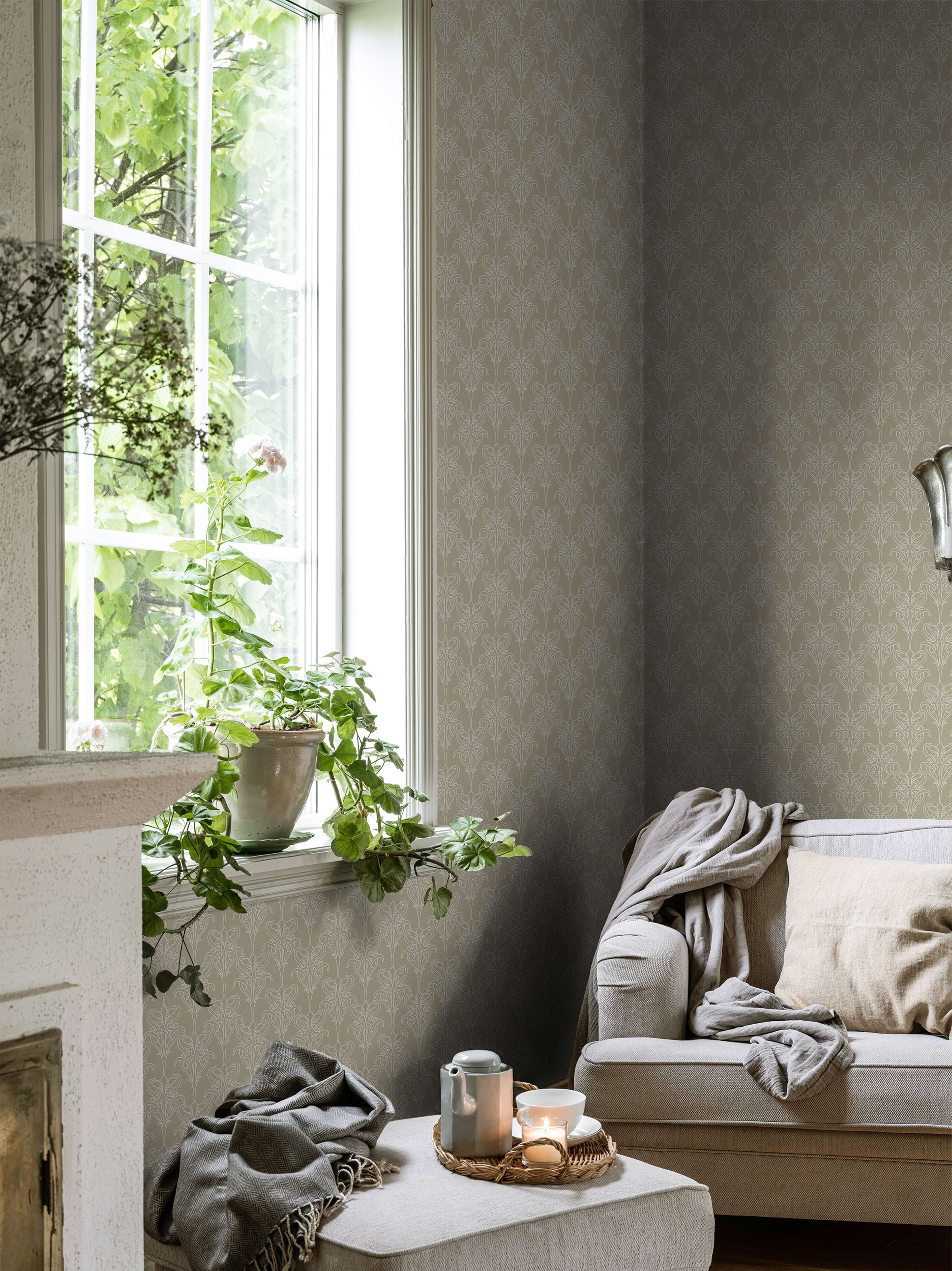 Iris Beige tapet med medaljonger mönster i beige. Från kollektionen Gammalsvenska klassiker 1850–1950. Nonwoven-material med rak passning. Country, city-stil.