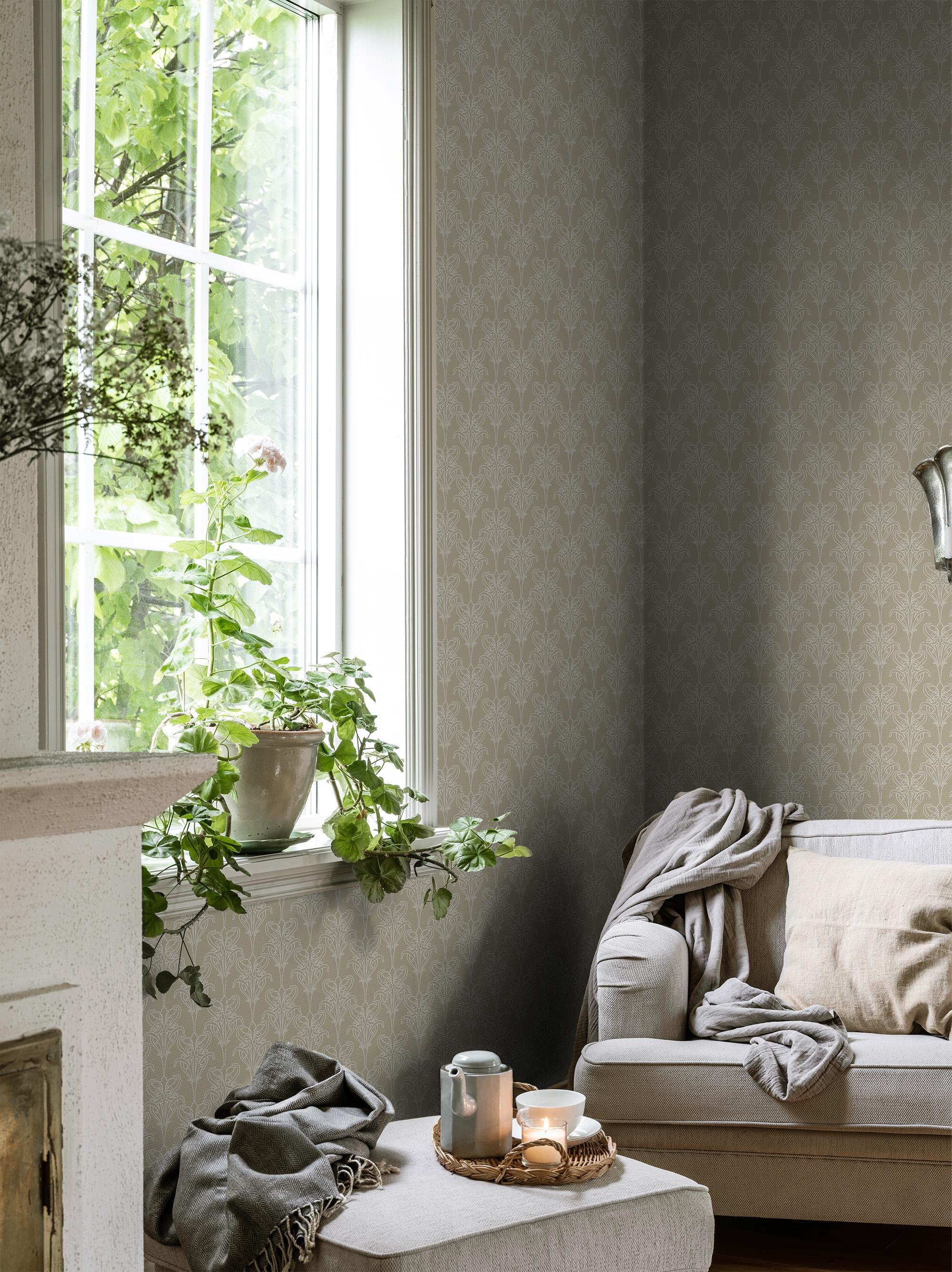 Iris Beige tapet med medaljonger mönster i beige. Från kollektionen Gammalsvenska klassiker 1850–1950. Nonwoven-material med rak passning. Country, city-stil.