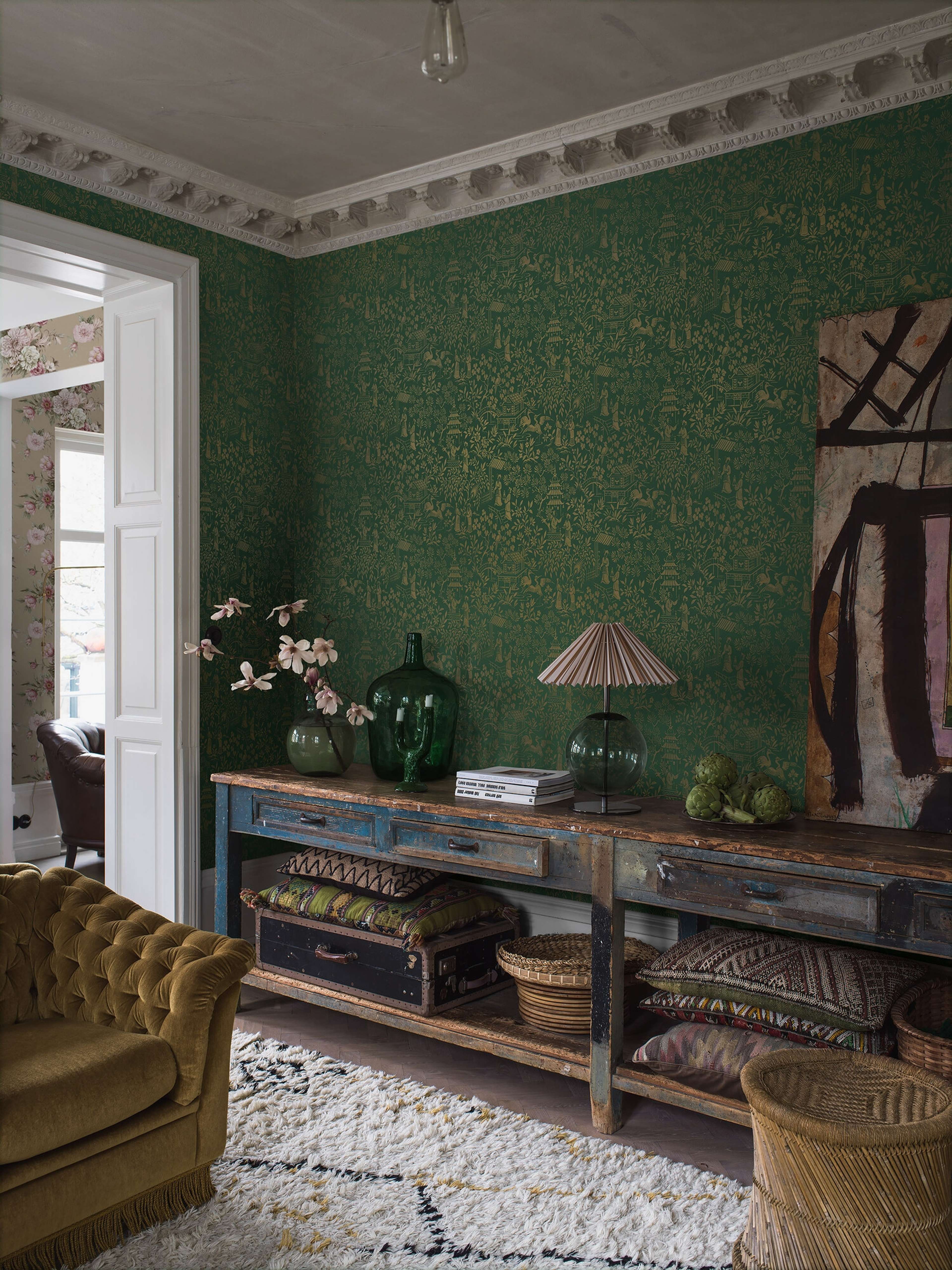Oriental Garden tapet tapet med botaniskt mönster i grön. Från kollektionen Dreamy Escape. Nonwoven-material med förskjuten passning. Passar i vardagsrum och matsal.