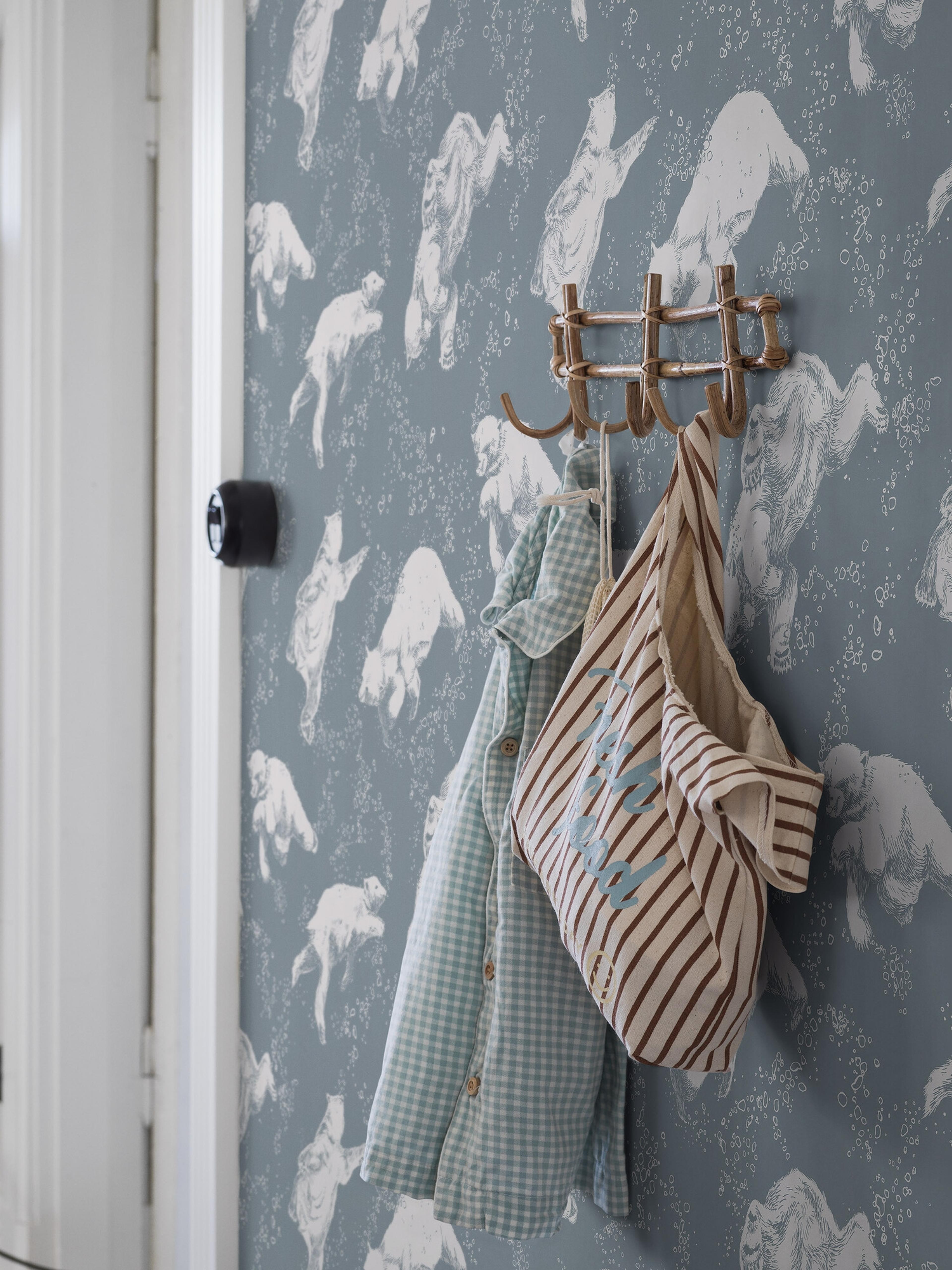 Polarn från Boråstapeter i grön och multifärg. Från kollektionen Scandinavian Designers Mini.