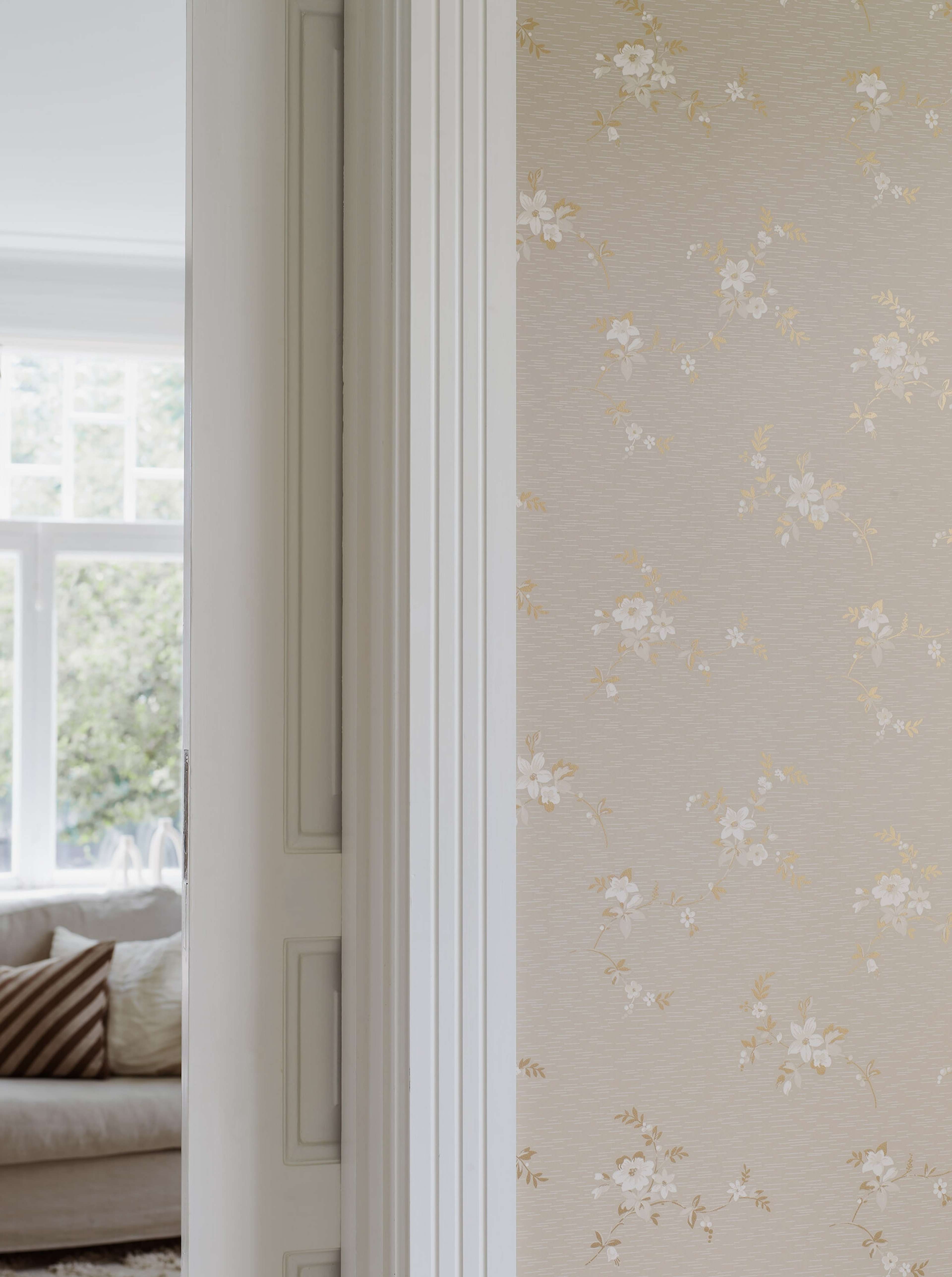 Saga tapet med blommigt mönster i brun och beige. Från kollektionen timeless traditions. Nonwoven-material med rak passning.