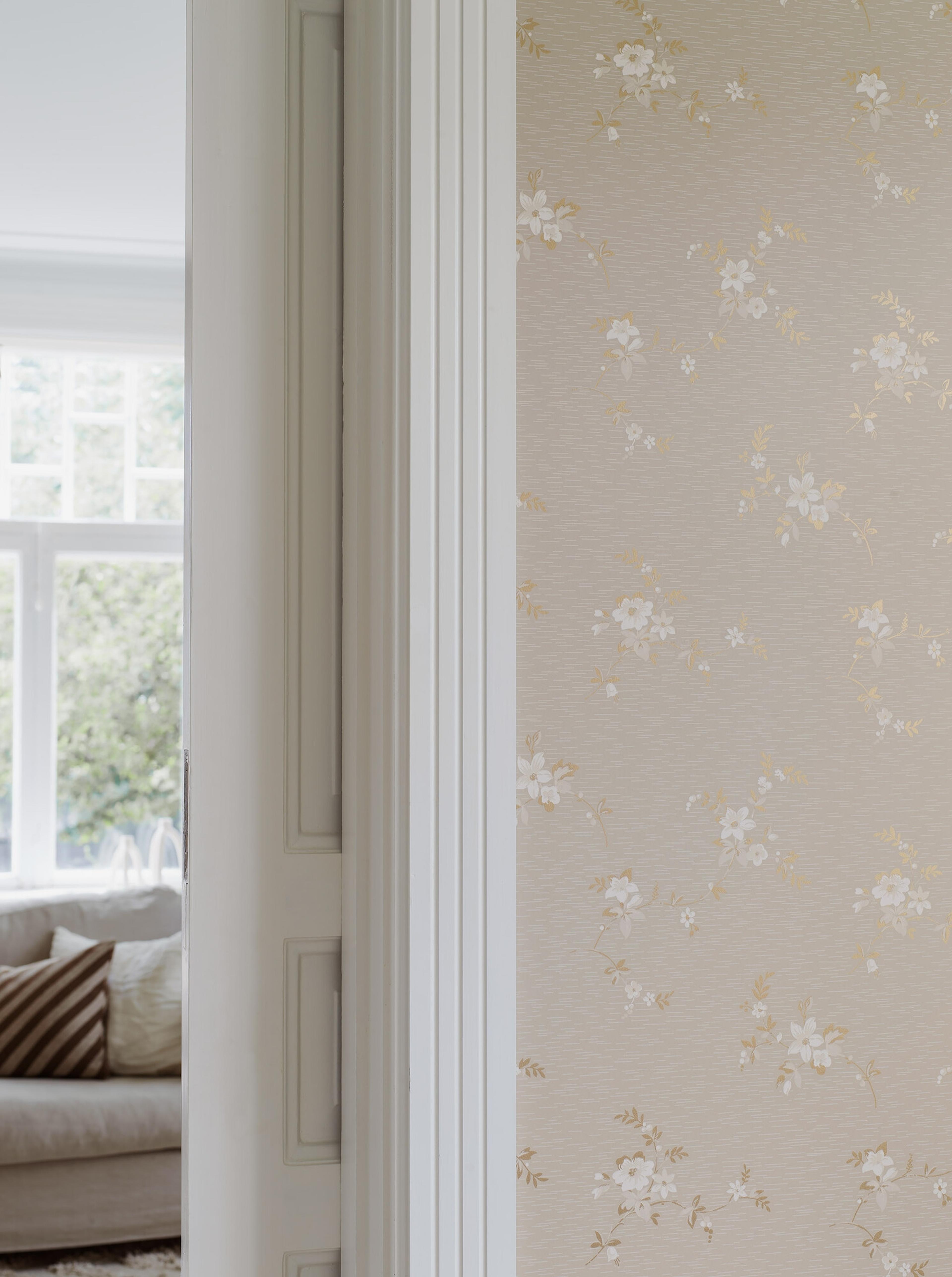Saga tapet med blommigt mönster i brun och beige. Från kollektionen timeless traditions. Nonwoven-material med rak passning.