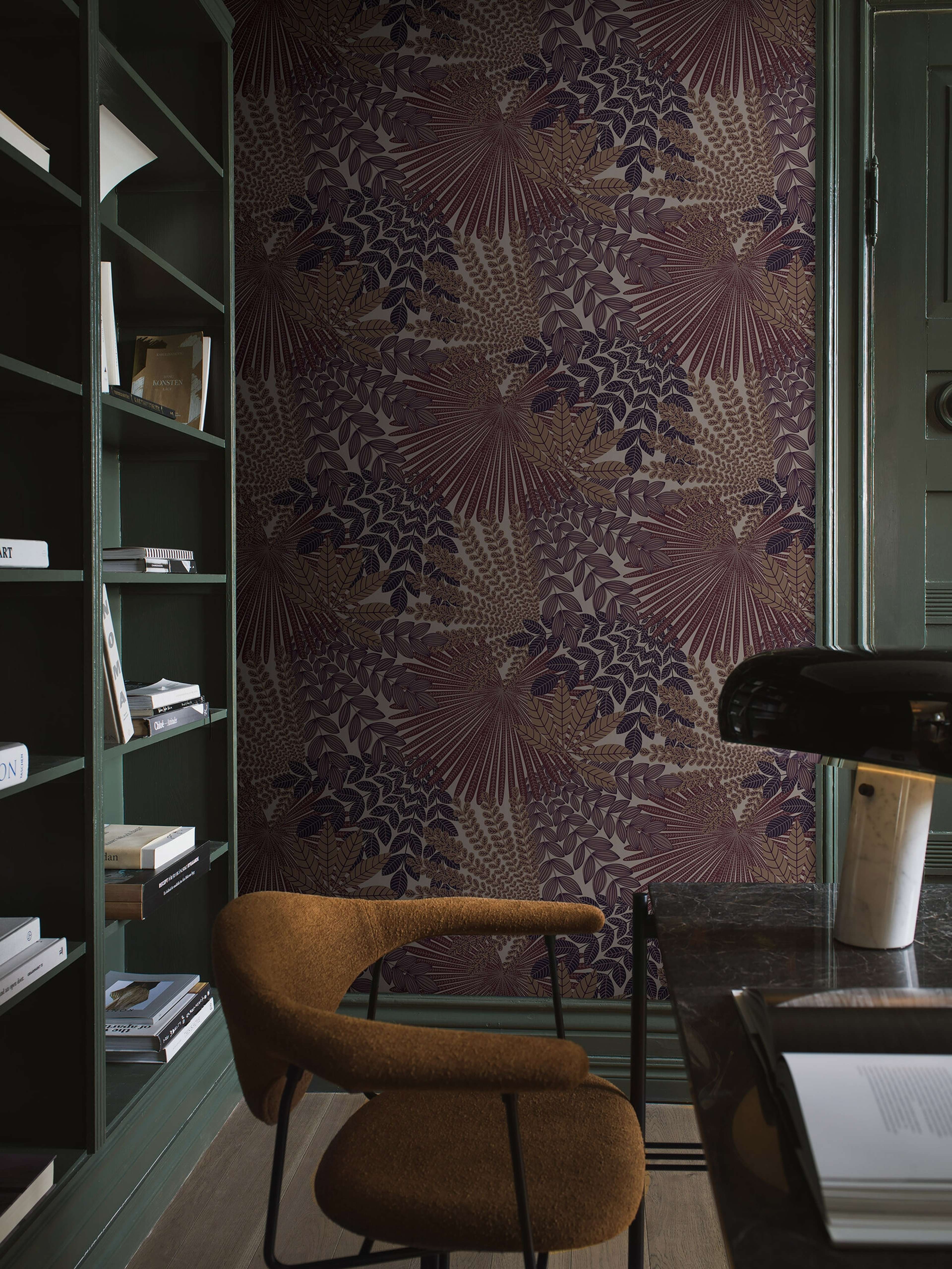 Velvet Leaves bladverk i lila tapet med botaniskt mönster i lila. Från kollektionen Treasured. Nonwoven-material med förskjuten passning. Passar i kök, hall och arbetsrum.