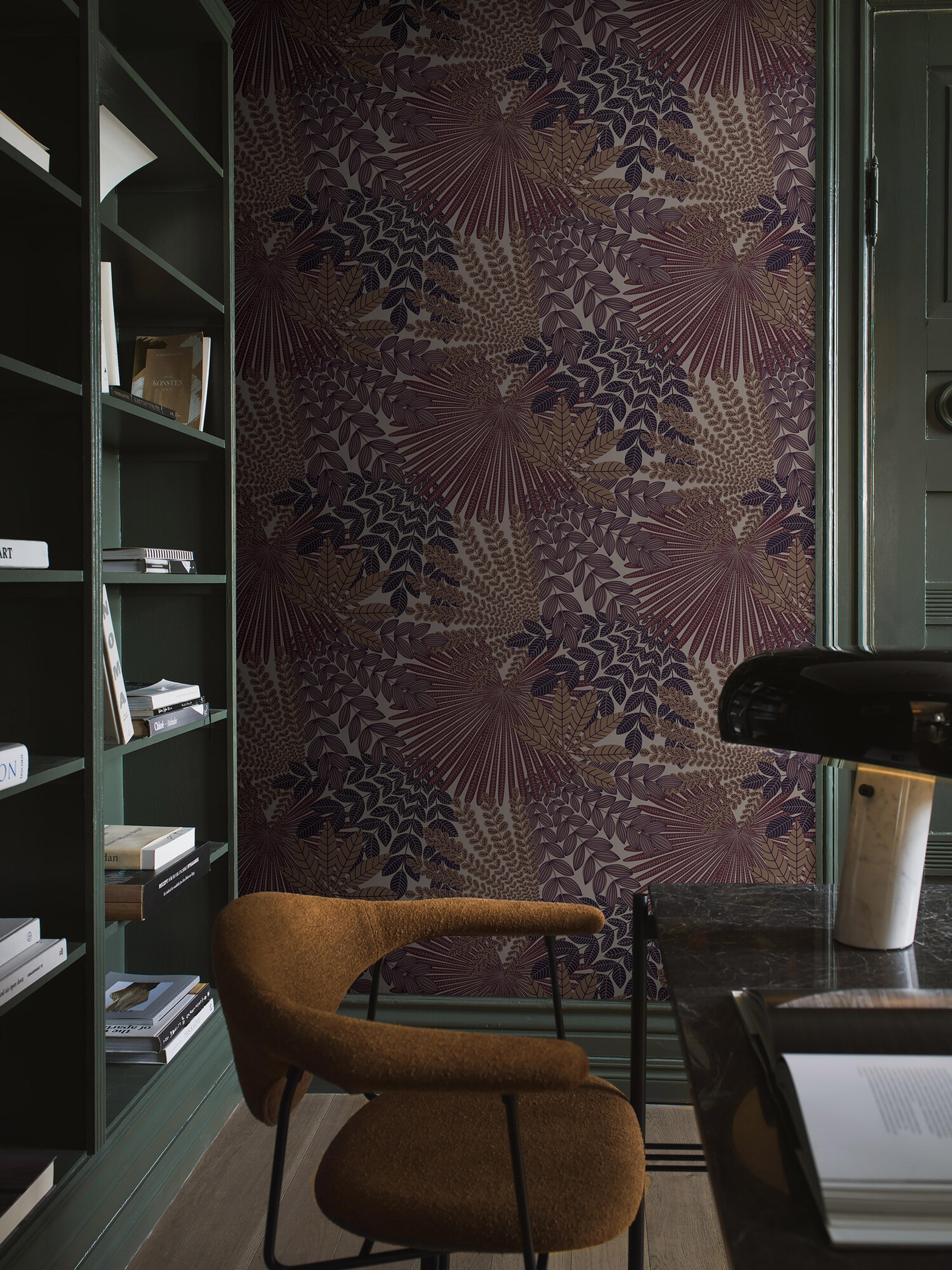 Velvet Leaves bladverk i lila tapet med botaniskt mönster i lila. Från kollektionen Treasured. Nonwoven-material med förskjuten passning. Passar i kök, hall och arbetsrum.