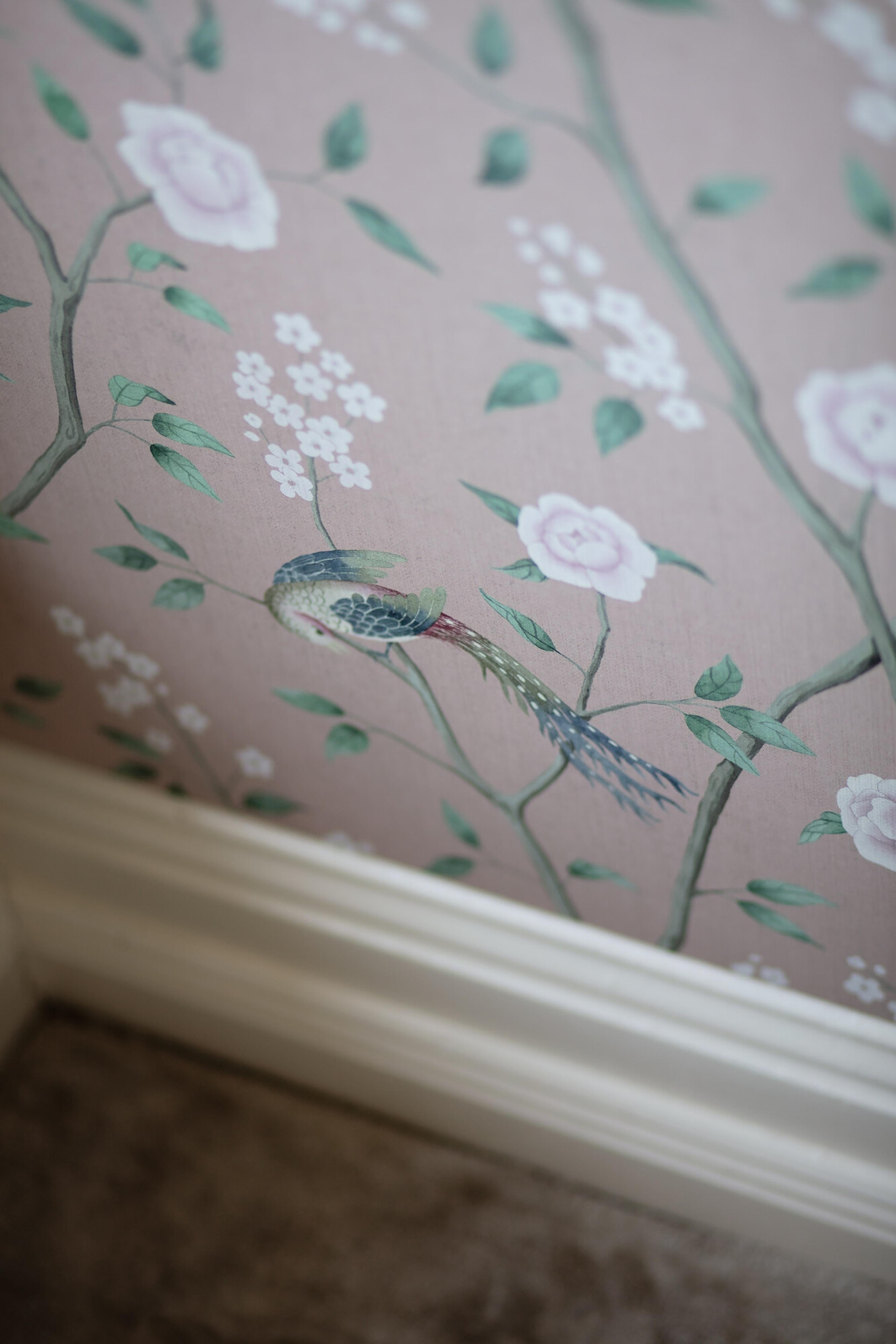 Paradise Birds tapet tapet från Boråstapeter med djur, blommigt mönster i rosa. Från kollektionen Dreamy Escape. Nonwoven-material med förskjuten passning. Lyx-stil. Passar i vardagsrum och matsal.