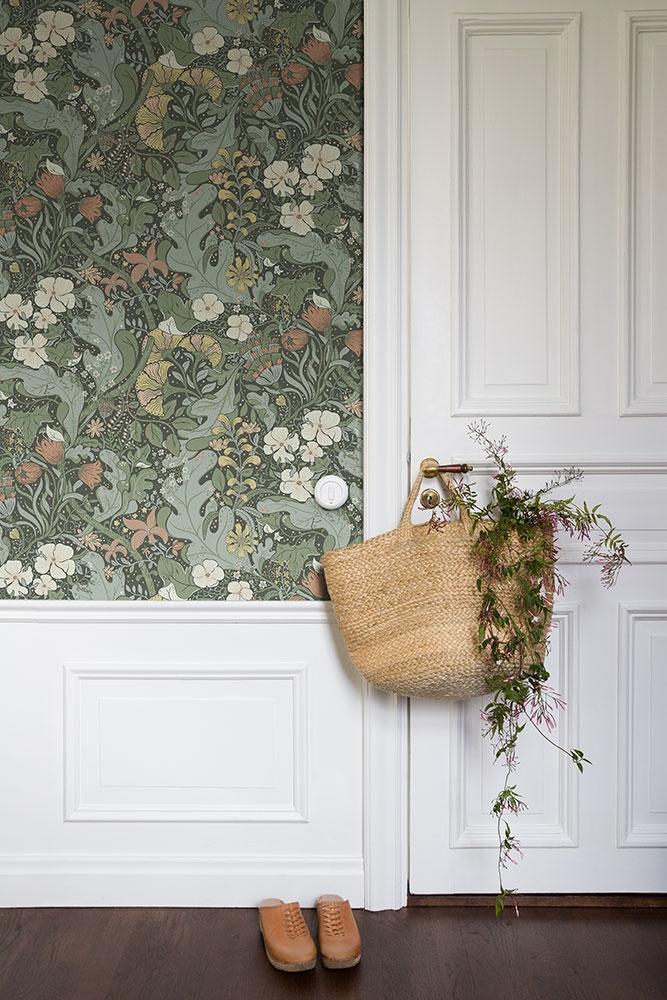 Elise tapet med blommigt mönster i grön. Från kollektionen hjärterum. Nonwoven-material med förskjuten passning.