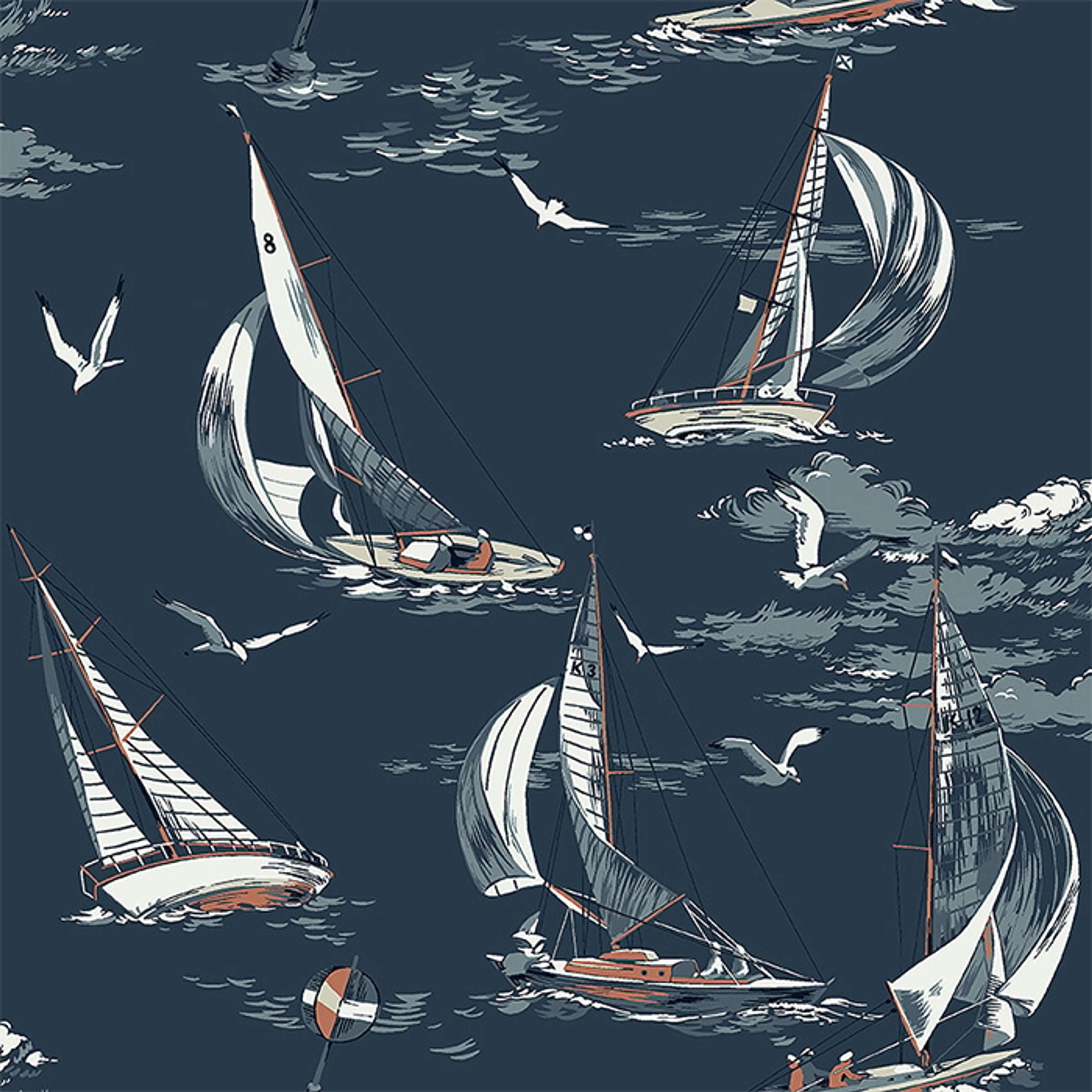 Sailboats tapet från Boråstapeter med nautiskt mönster i blå. Från kollektionen Marstrand II. Nonwoven-material med förskjuten passning. Vintage, country-stil. Passar i vardagsrum, matsal och arbetsrum.