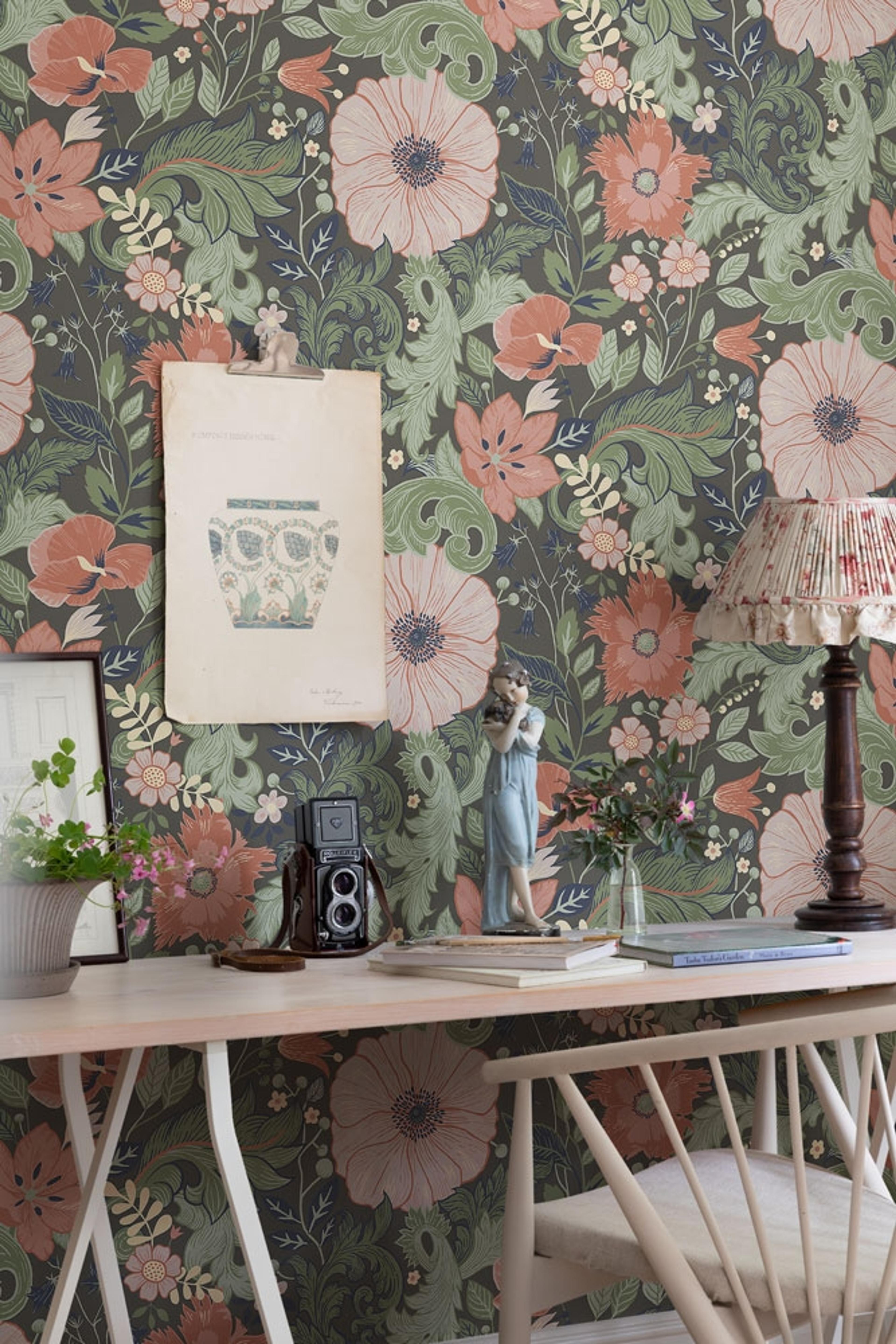 Victoria tapet med blommigt mönster i rosa och grön. Från kollektionen Ängås. Nonwoven-material med förskjuten passning.