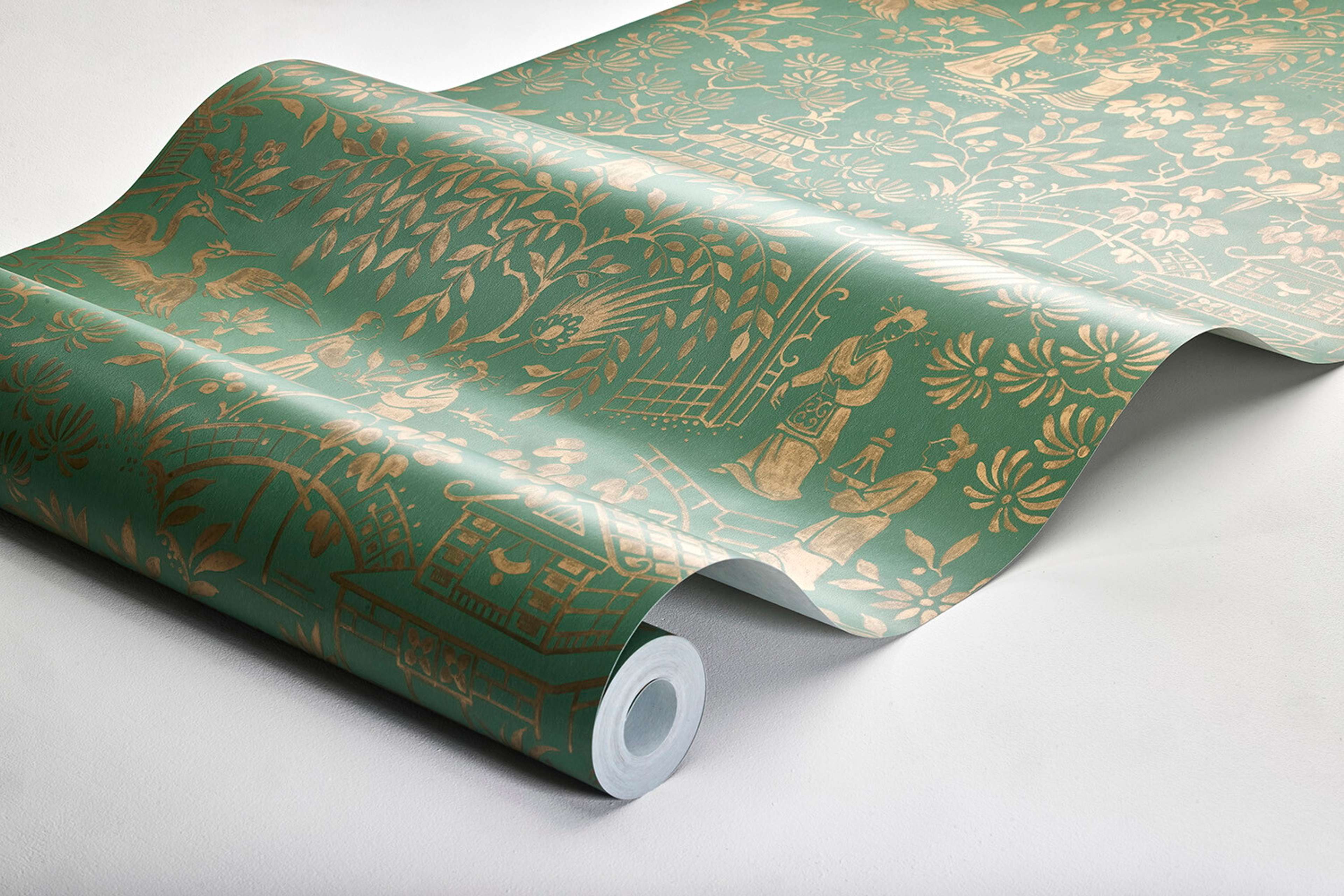 Oriental Garden tapet tapet med botaniskt mönster i grön. Från kollektionen Dreamy Escape. Nonwoven-material med förskjuten passning. Passar i vardagsrum och matsal.