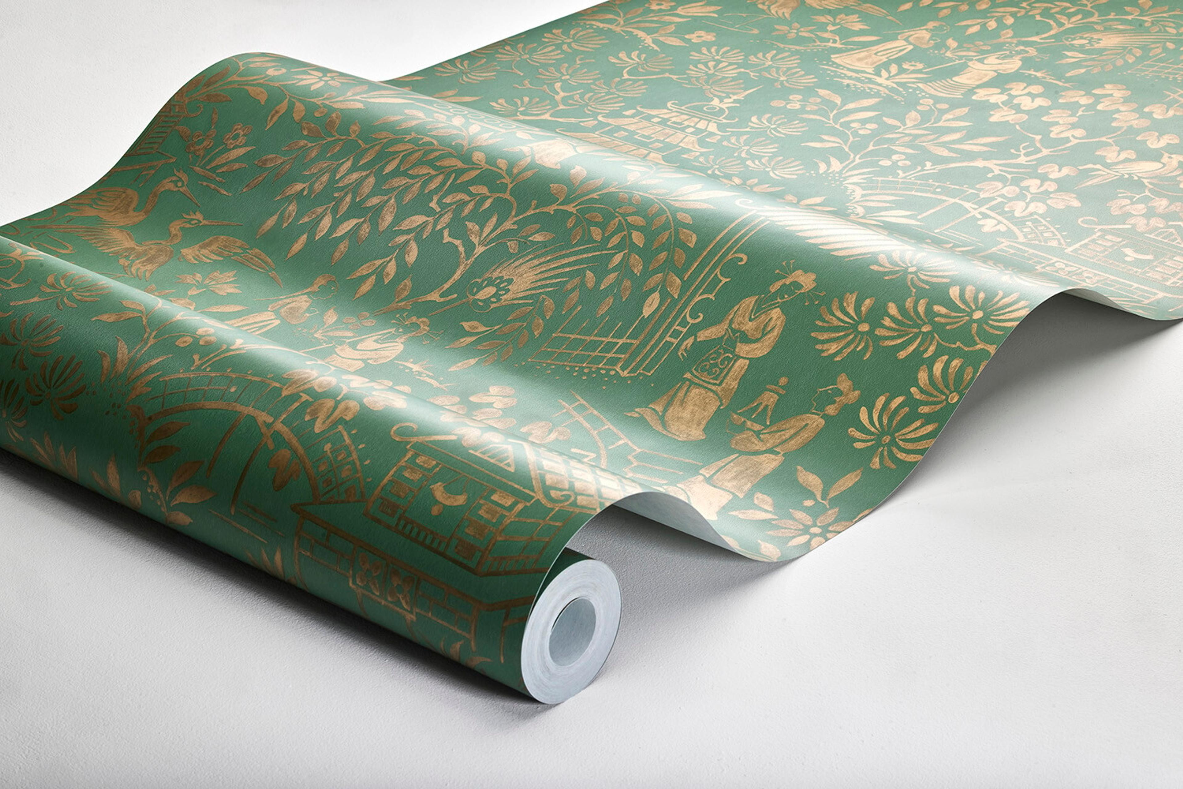 Oriental Garden tapet tapet med botaniskt mönster i grön. Från kollektionen Dreamy Escape. Nonwoven-material med förskjuten passning. Passar i vardagsrum och matsal.