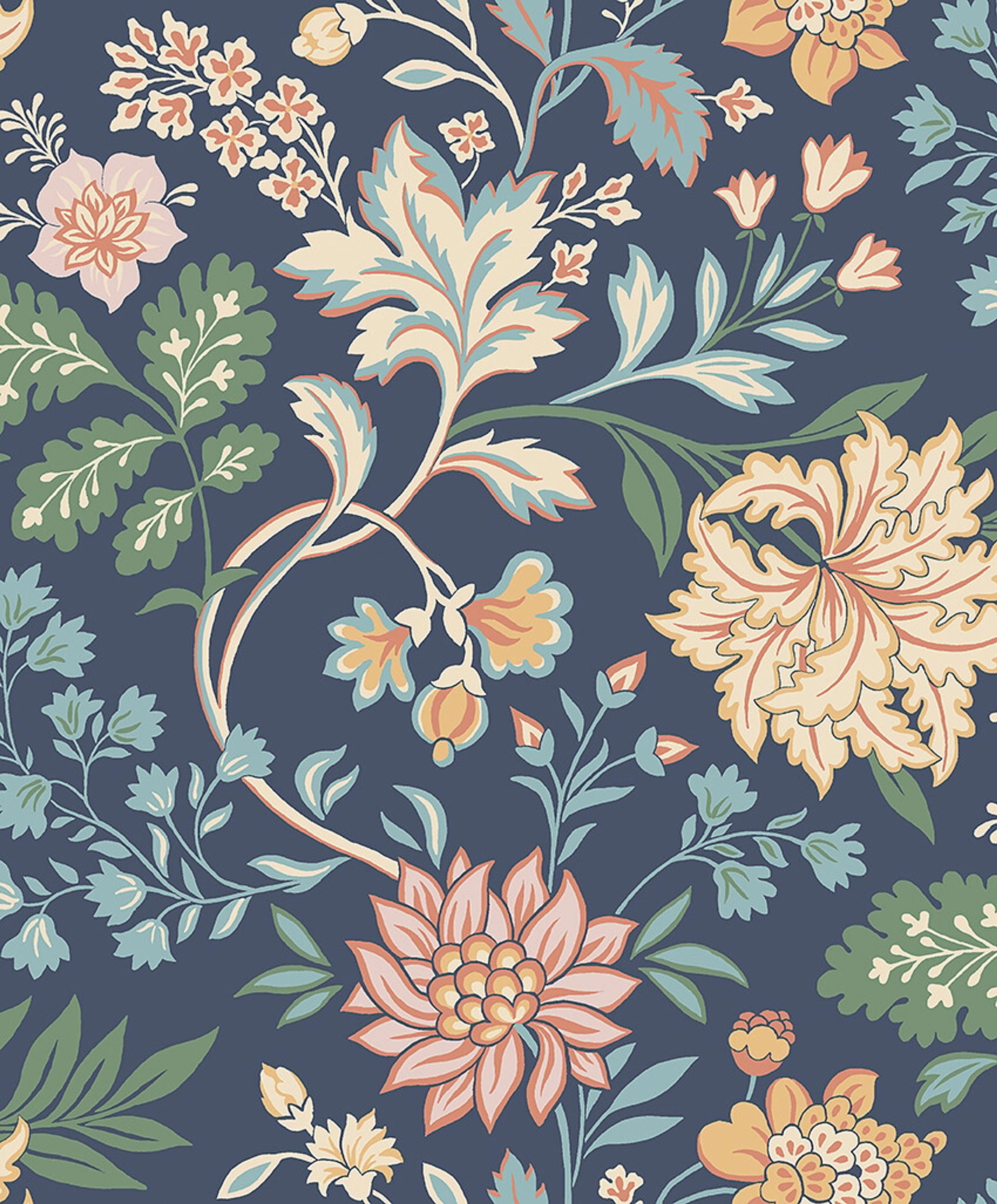 Alicia, mörkblå tapet med blommigt mönster i blå. Från kollektionen Vårt Arkiv. Nonwoven-material med förskjuten passning.