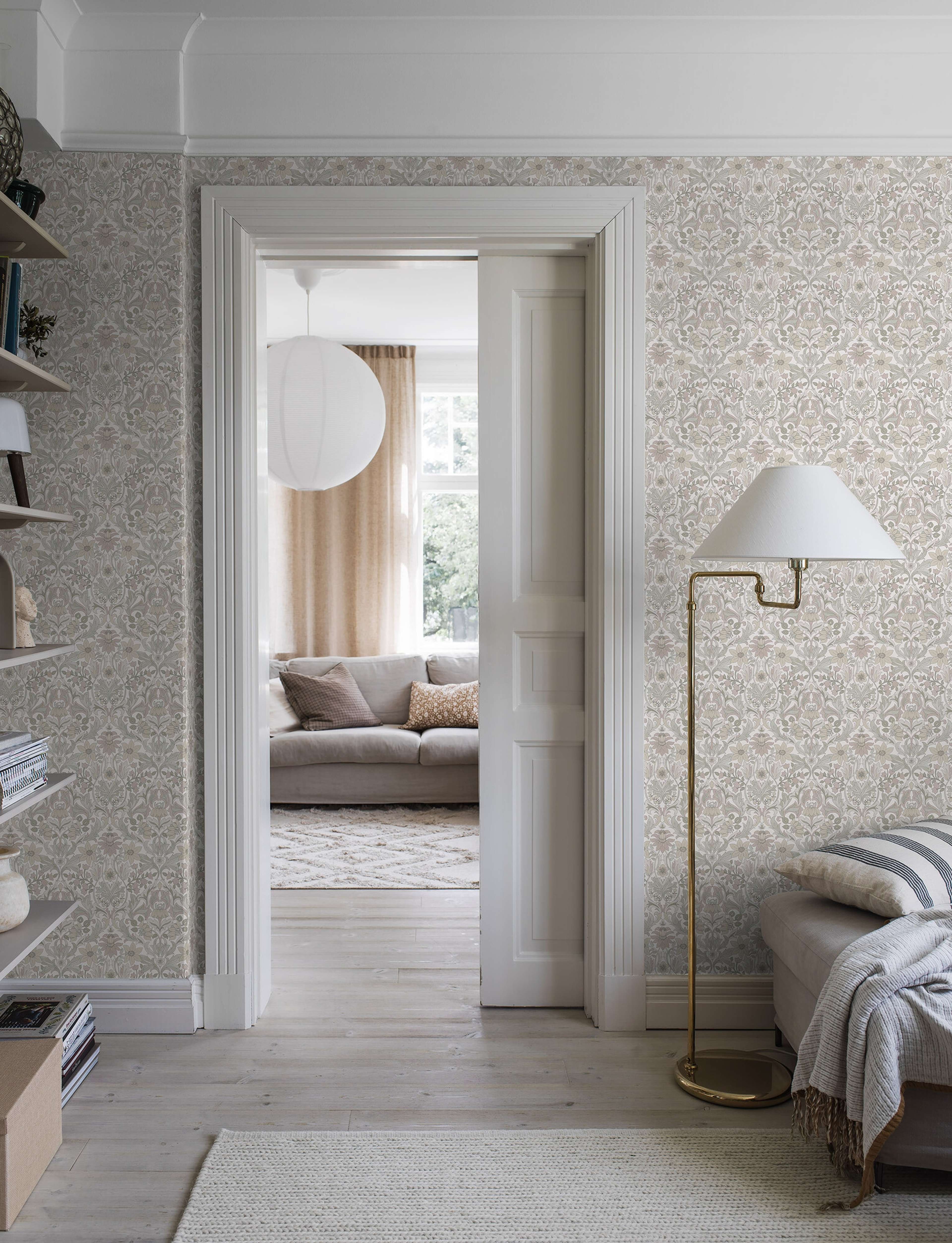 Blomsterfröjd tapet med blommigt mönster i beige. Från kollektionen timeless traditions. Nonwoven-material med rak passning.
