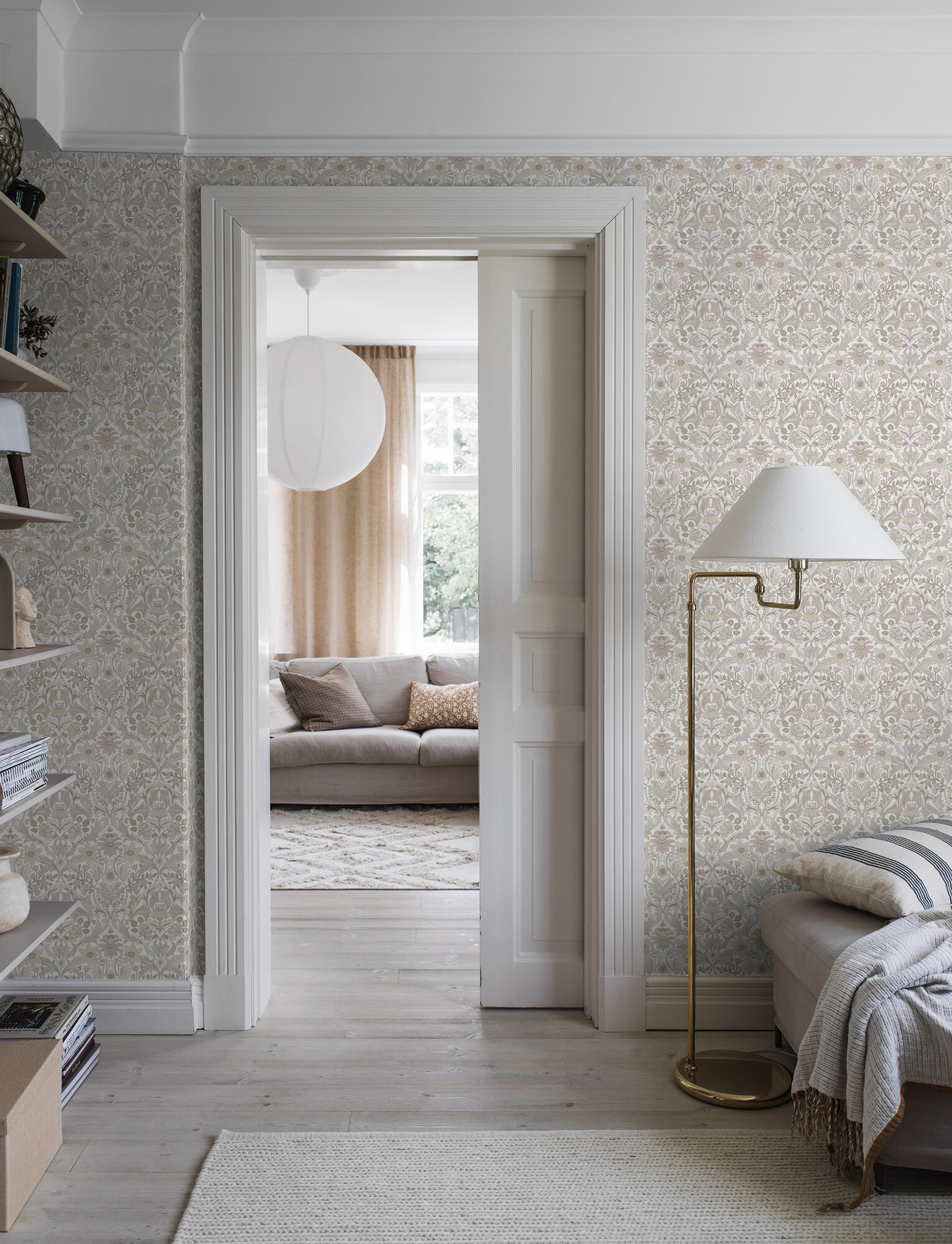 Blomsterfröjd tapet med blommigt mönster i beige. Från kollektionen timeless traditions. Nonwoven-material med rak passning.