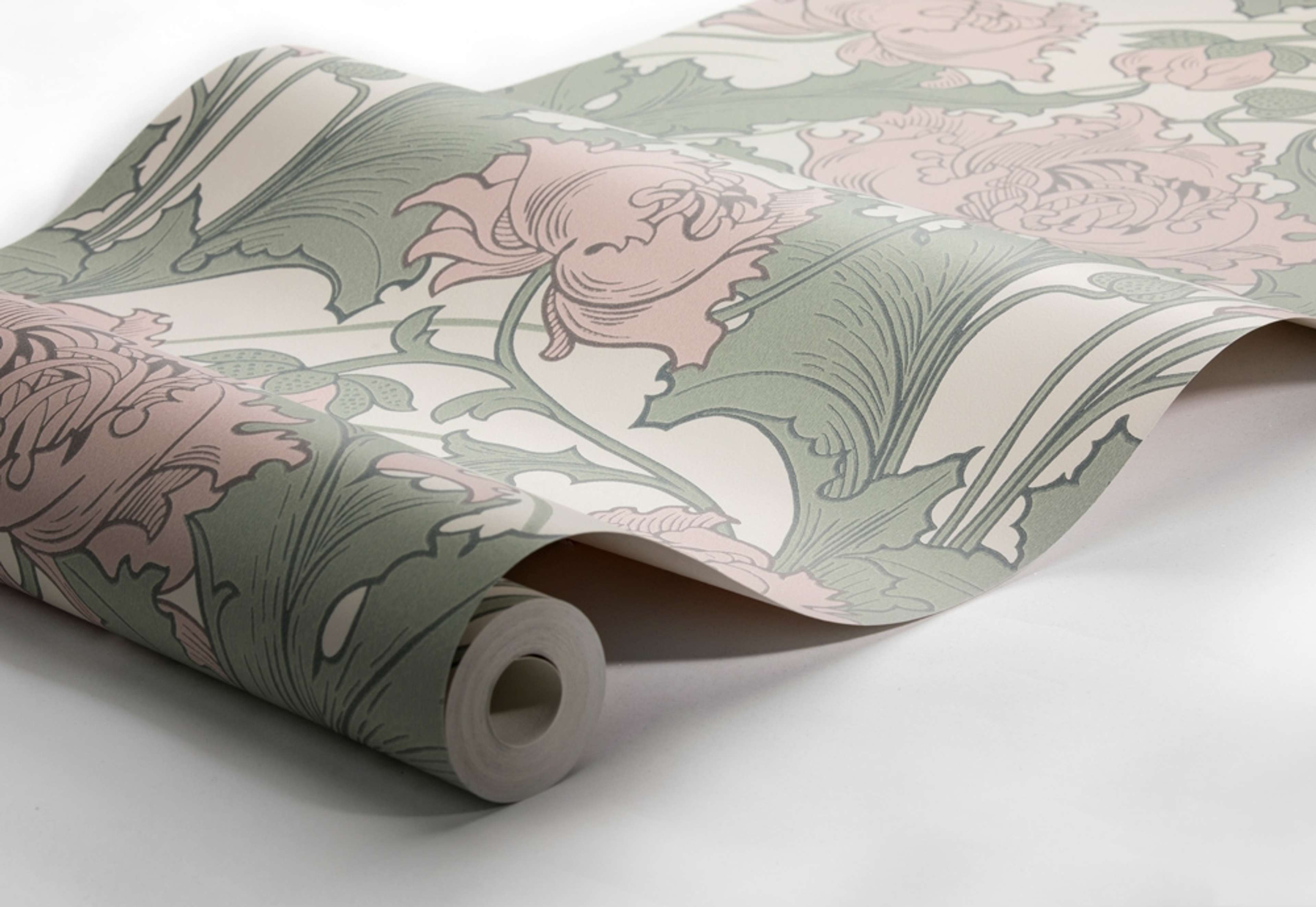 Siri tapet från Boråstapeter med botaniskt mönster i rosa och grön. Från kollektionen anno. Nonwoven-material med förskjuten passning. Country-stil. Passar i sovrum och matsal.