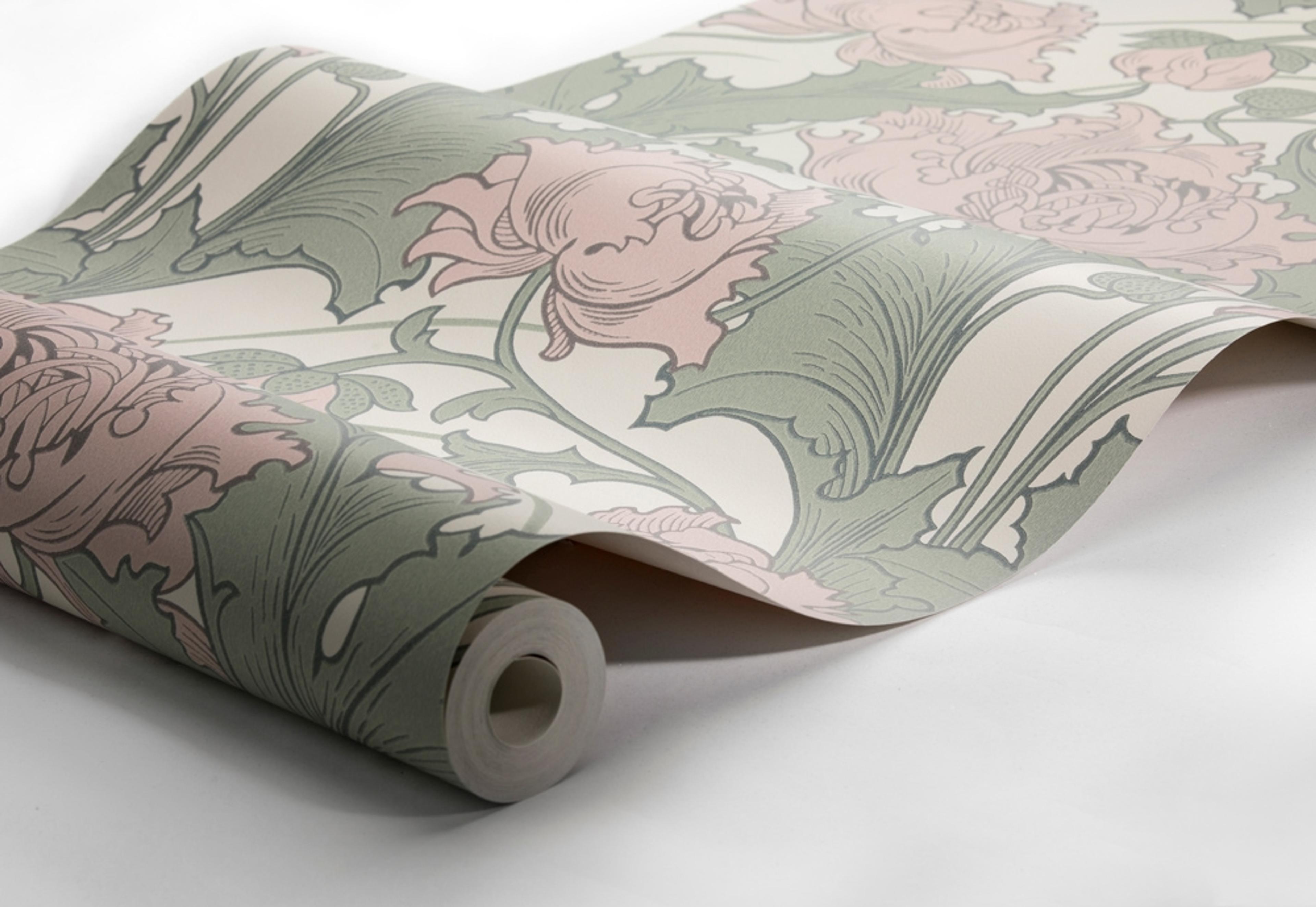 Siri tapet från Boråstapeter med botaniskt mönster i rosa och grön. Från kollektionen anno. Nonwoven-material med förskjuten passning. Country-stil. Passar i sovrum och matsal.
