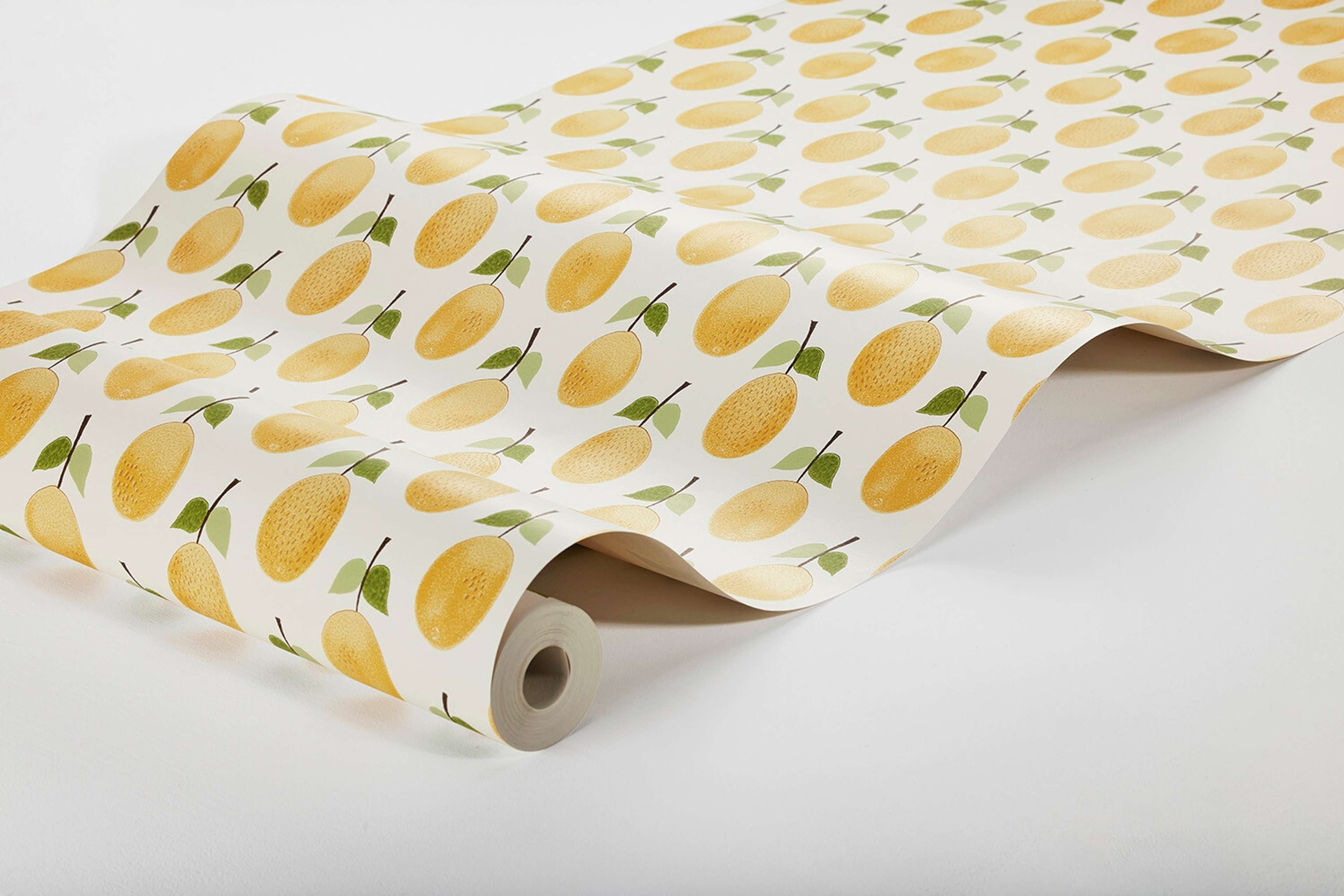 Stig Lindberg Prunus tapet med botaniskt, retro mönster i gul och beige. Från kollektionen Scandinavian Designers III. Nonwoven-material med rak passning. Lek-stil.