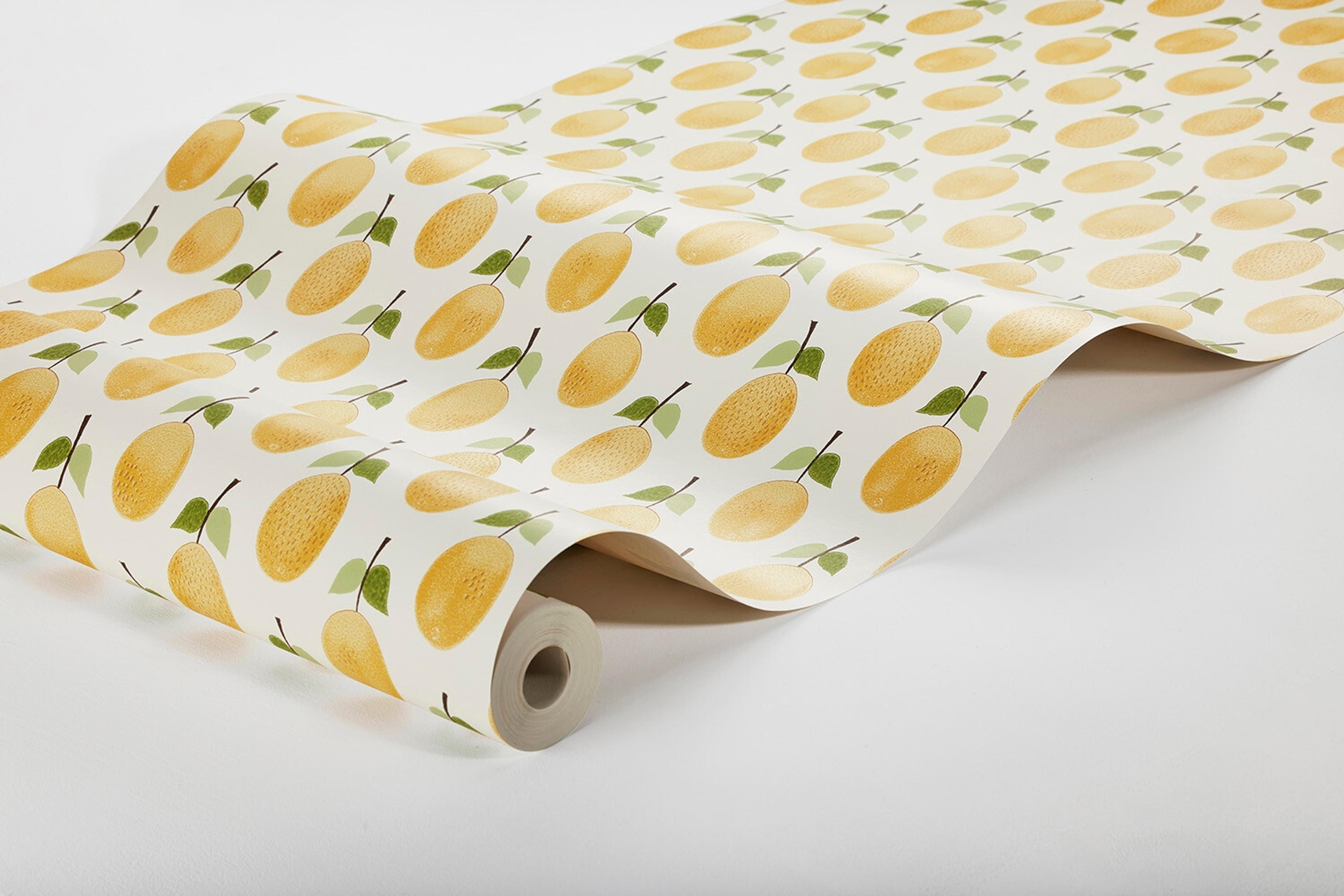 Stig Lindberg Prunus tapet med botaniskt, retro mönster i gul och beige. Från kollektionen Scandinavian Designers III. Nonwoven-material med rak passning. Lek-stil.