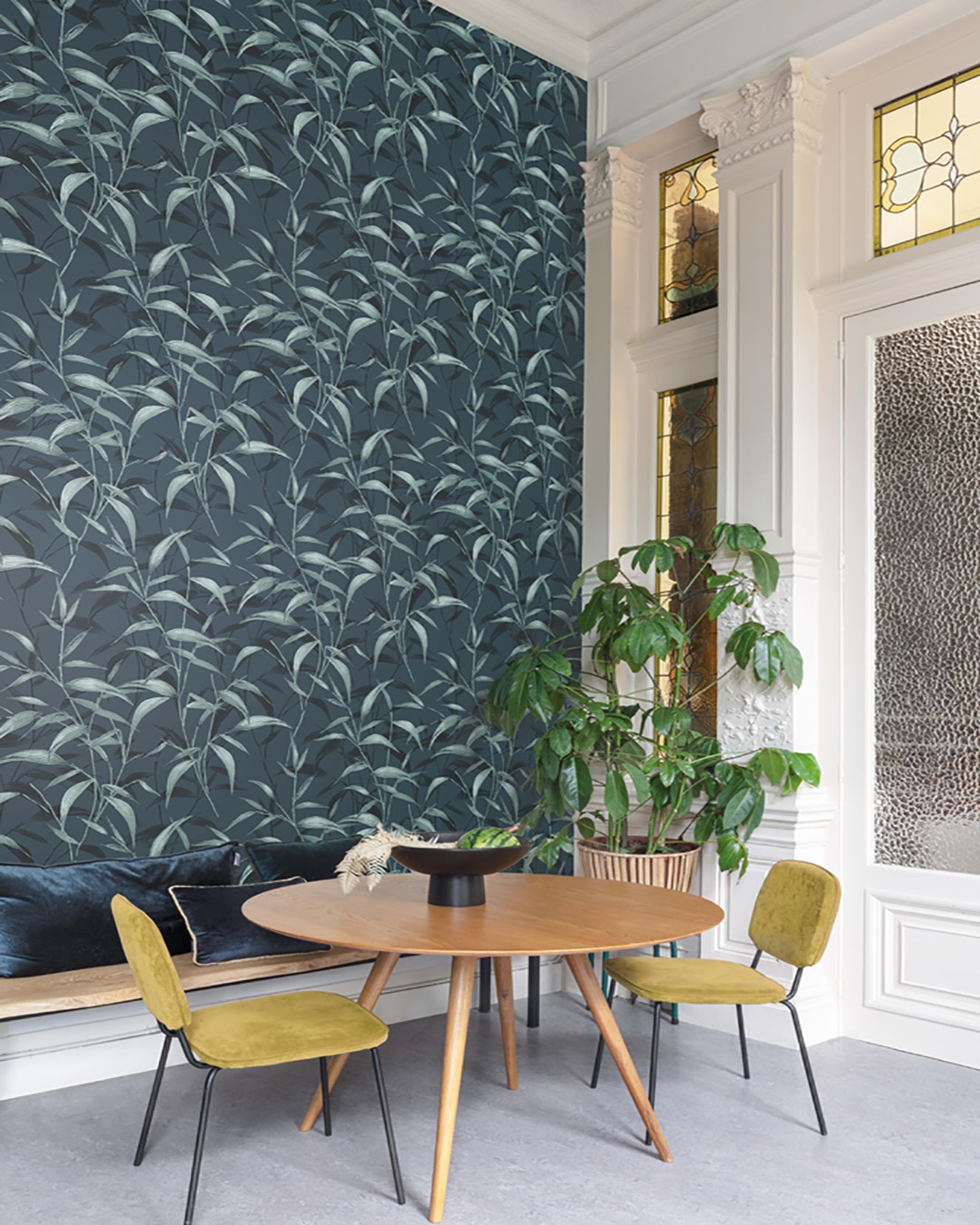Lillia, blå tapet tapet med botaniskt mönster i blå. Från kollektionen Aquila. Nonwoven-material med förskjuten passning.