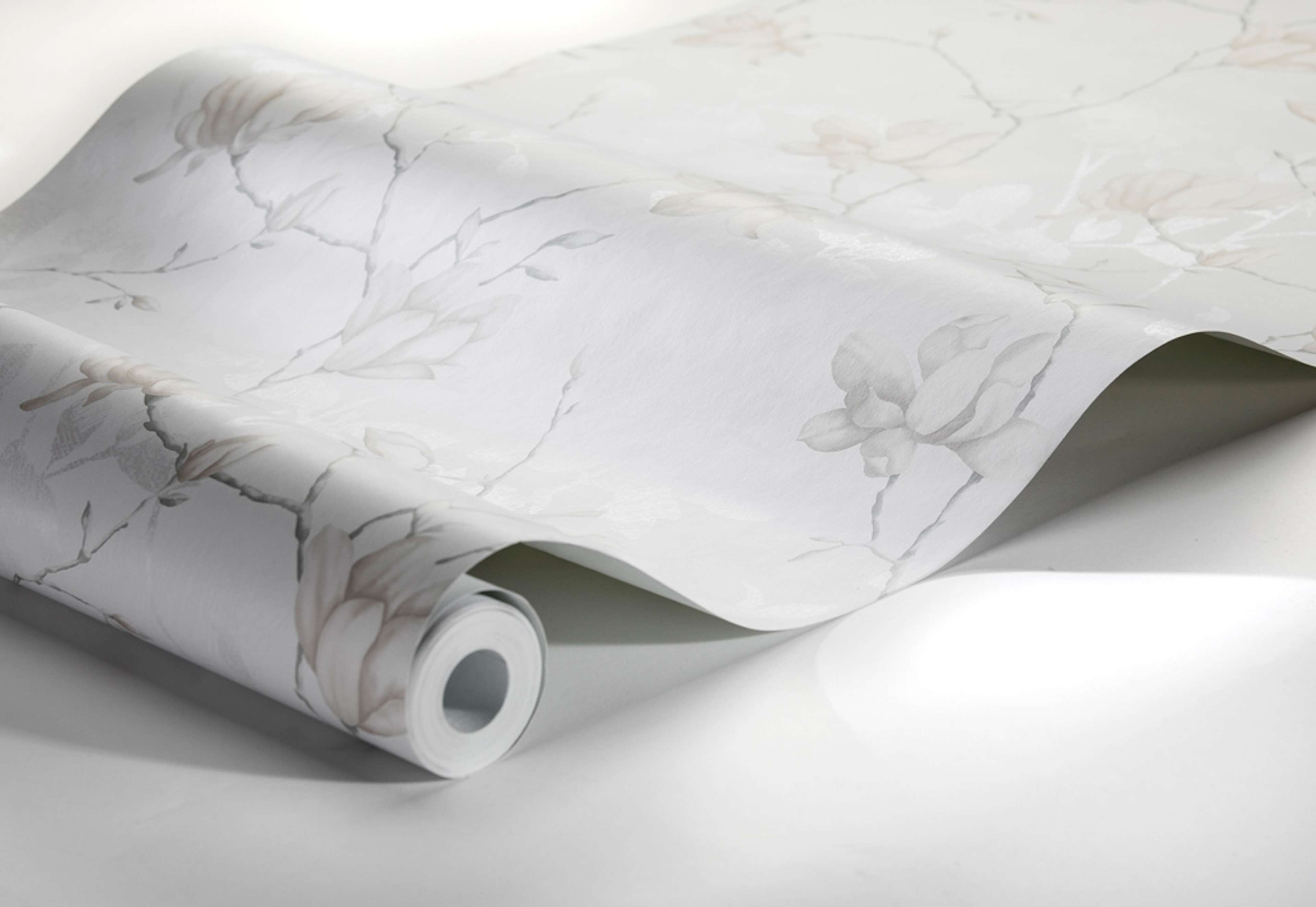 Lily Tree, vit tapet från Boråstapeter med blommigt mönster i vit och silver. Från kollektionen In Bloom. Nonwoven-material med rak passning. Country, city-stil. Passar i vardagsrum, sovrum och hall.