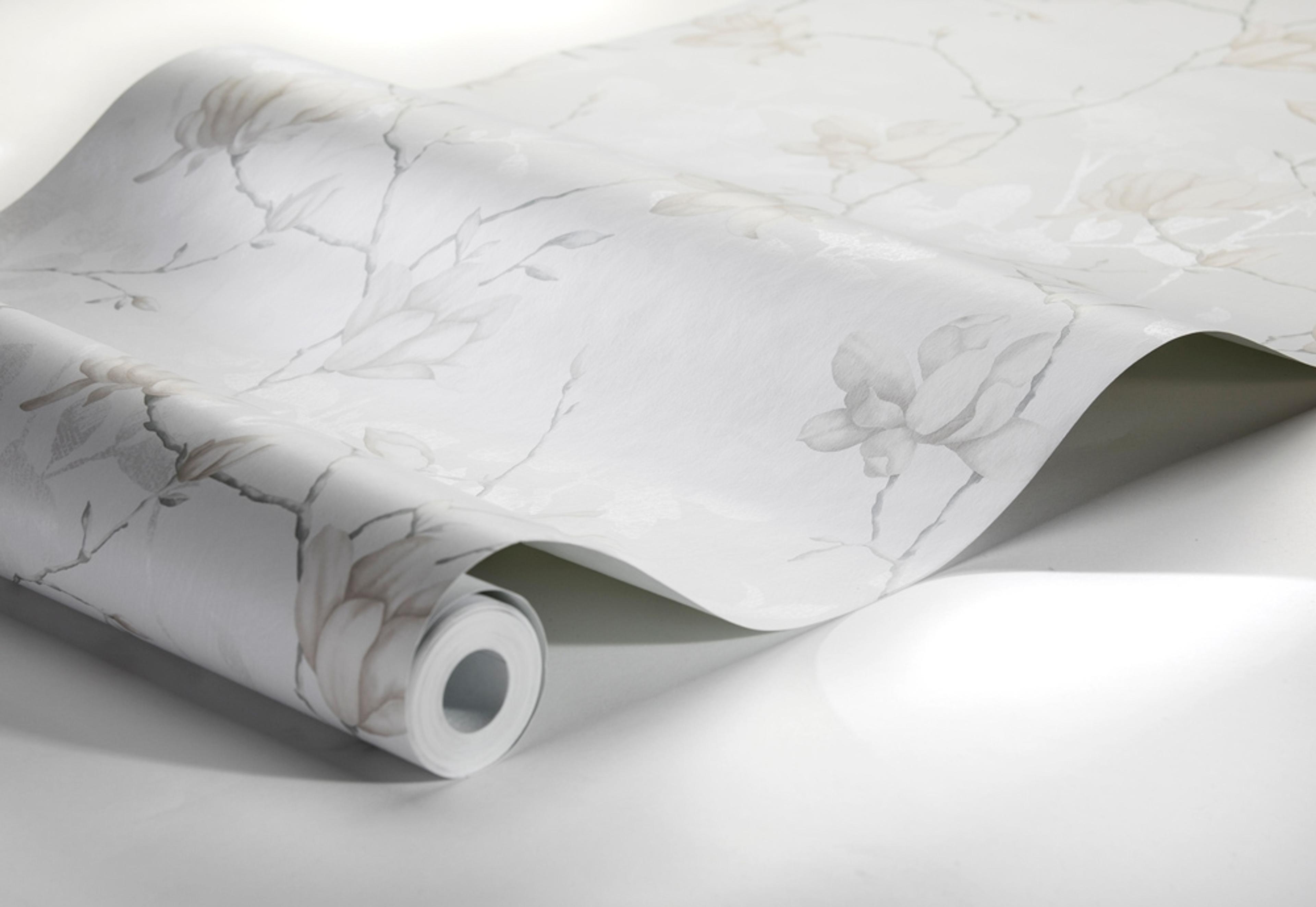 Lily Tree, vit tapet från Boråstapeter med blommigt mönster i vit och silver. Från kollektionen In Bloom. Nonwoven-material med rak passning. Country, city-stil. Passar i vardagsrum, sovrum och hall.