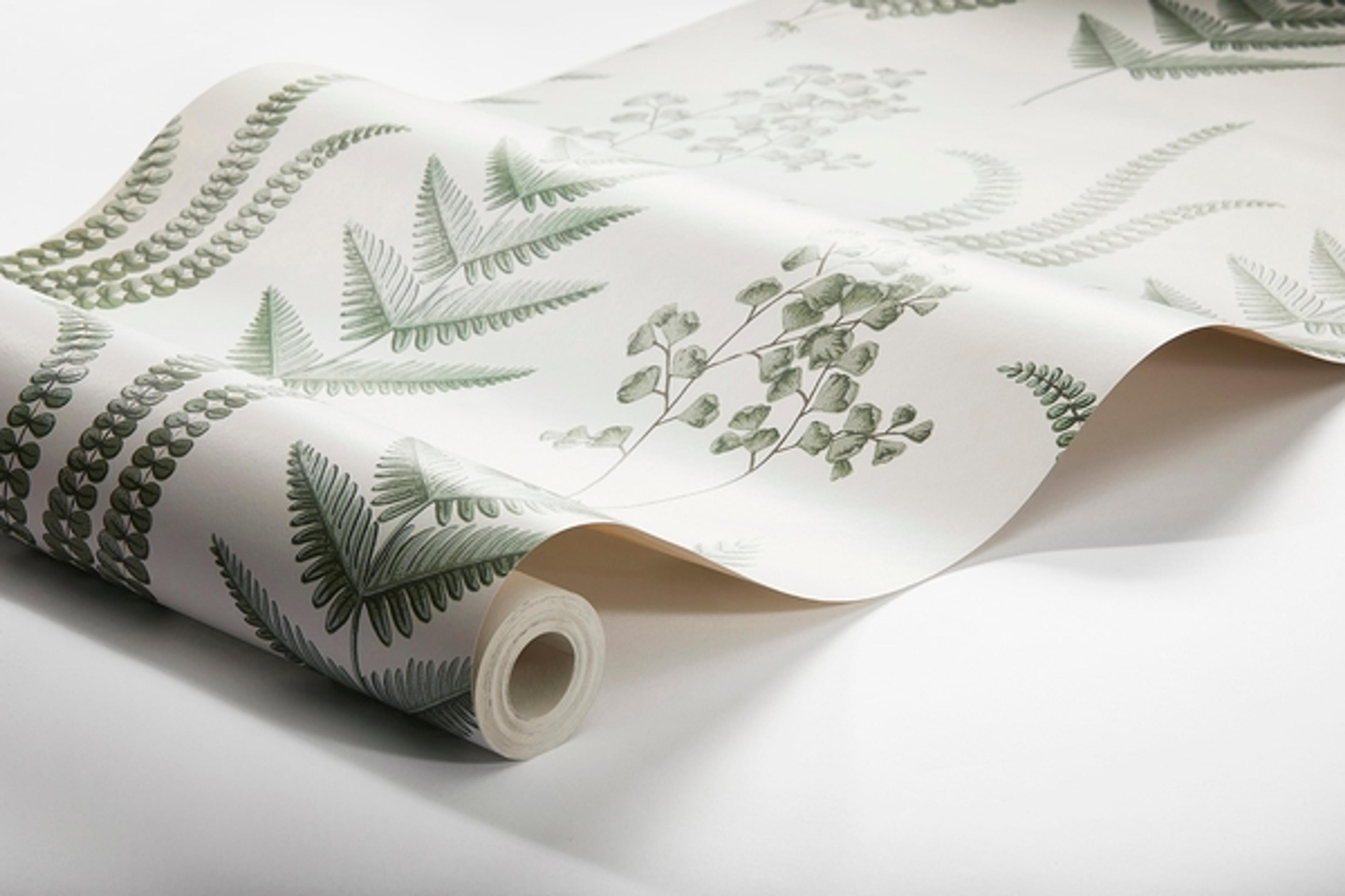Herba tapet från Boråstapeter med botaniskt mönster i vit och grön. Från kollektionen Falsterbo III. Nonwoven-material med rak passning. Country-stil.