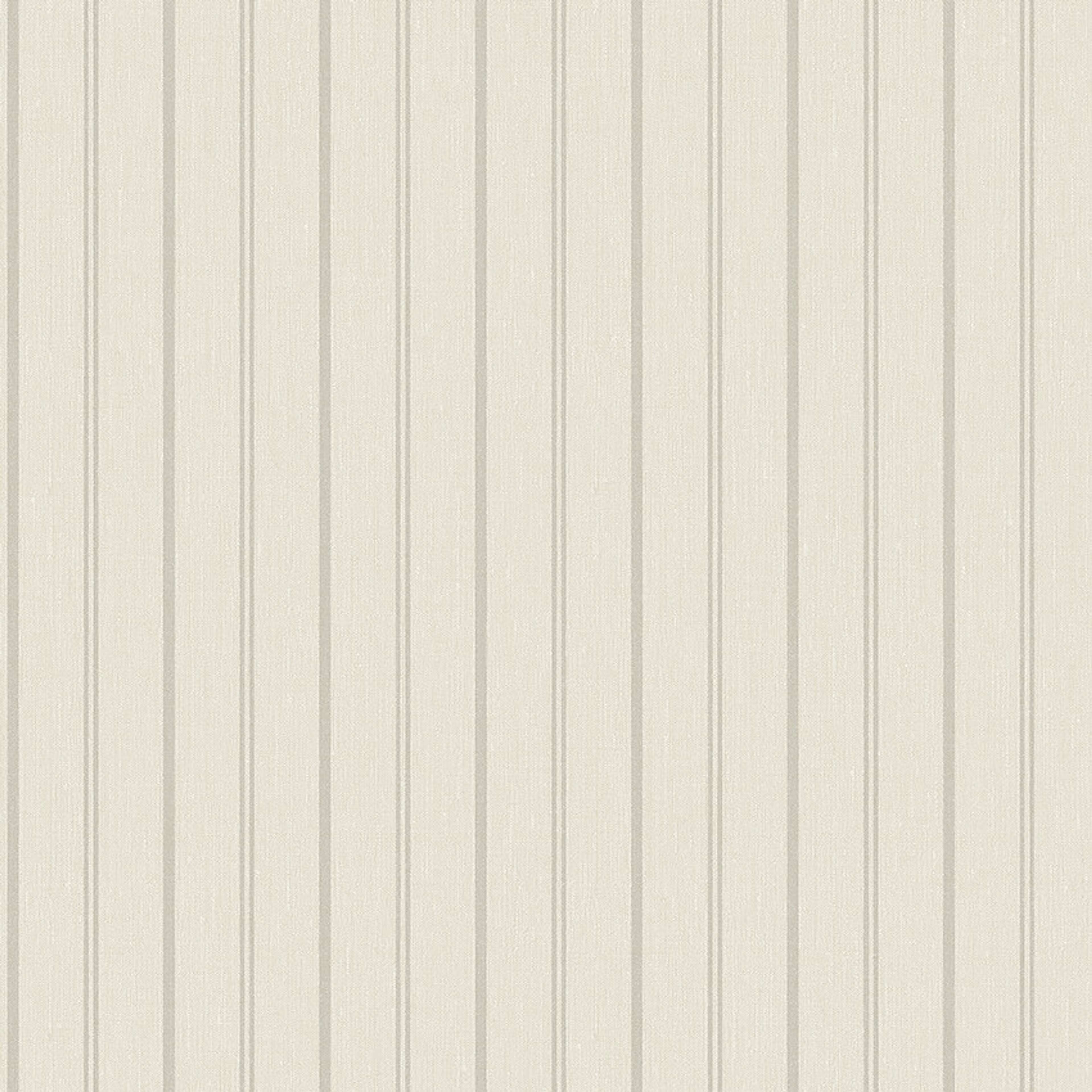 Woodland Stripe tapet med randigt mönster i beige. Från kollektionen Woodland. Nonwoven-material.