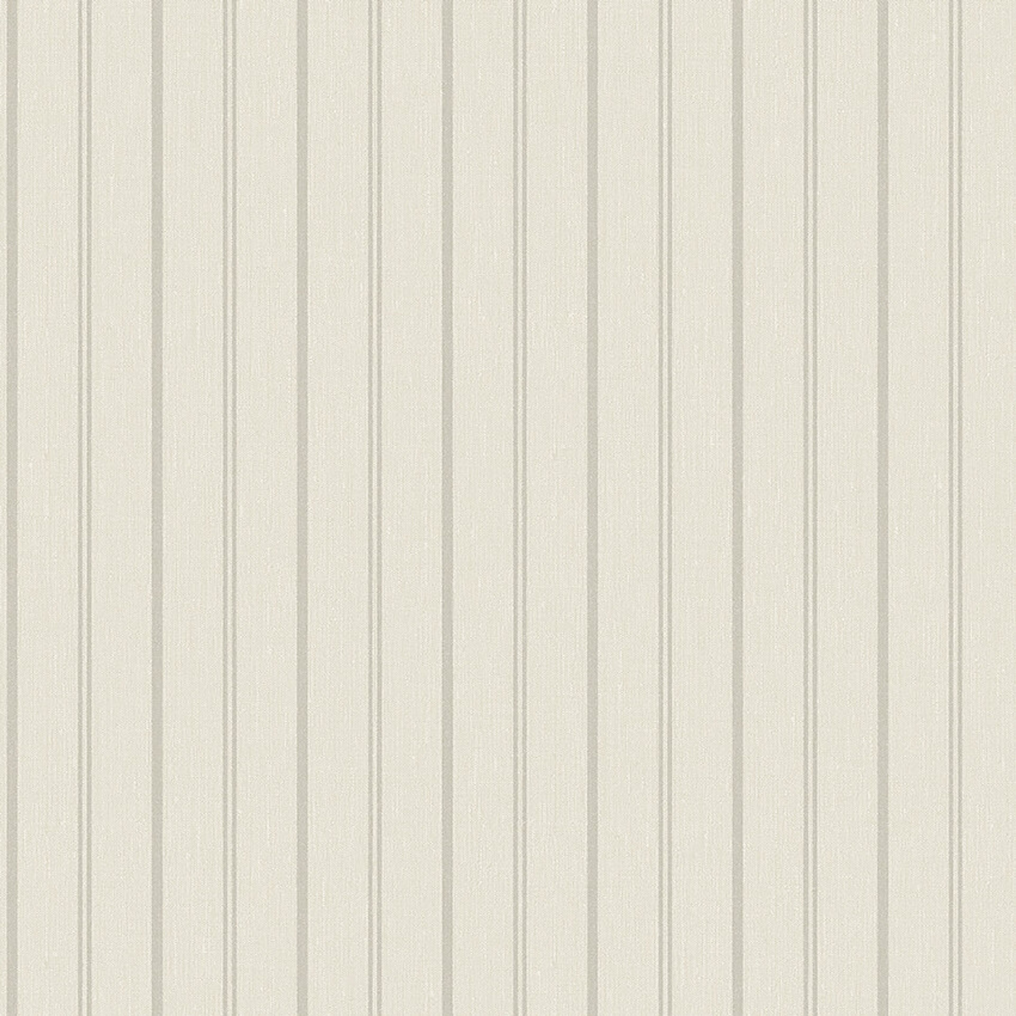 Woodland Stripe tapet med randigt mönster i beige. Från kollektionen Woodland. Nonwoven-material.