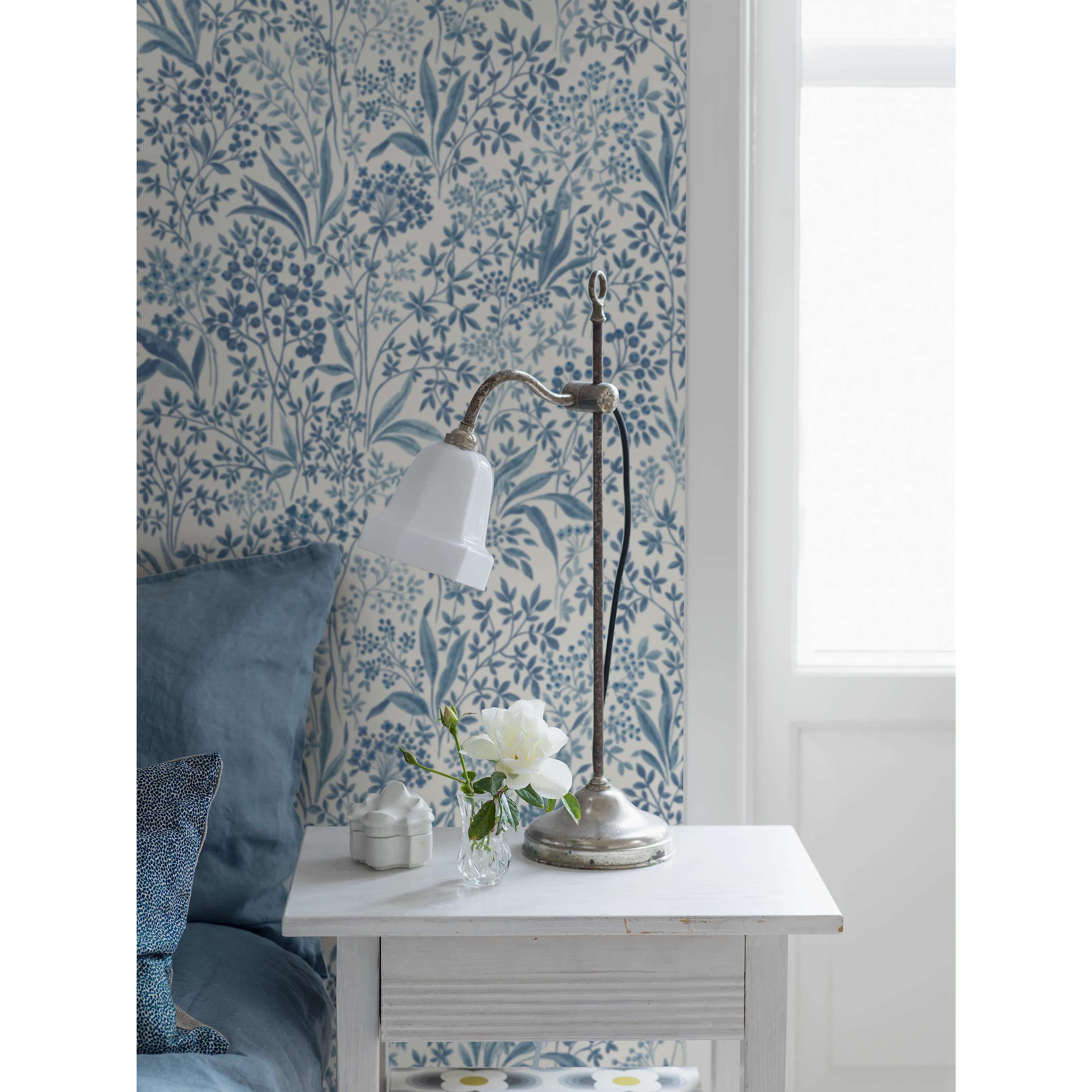 Nocturne, tapet tapet med blommigt, naturochlandskap mönster i vit och blå. Från kollektionen Blue & White. Nonwoven-material med rak passning. Passar i sovrum.