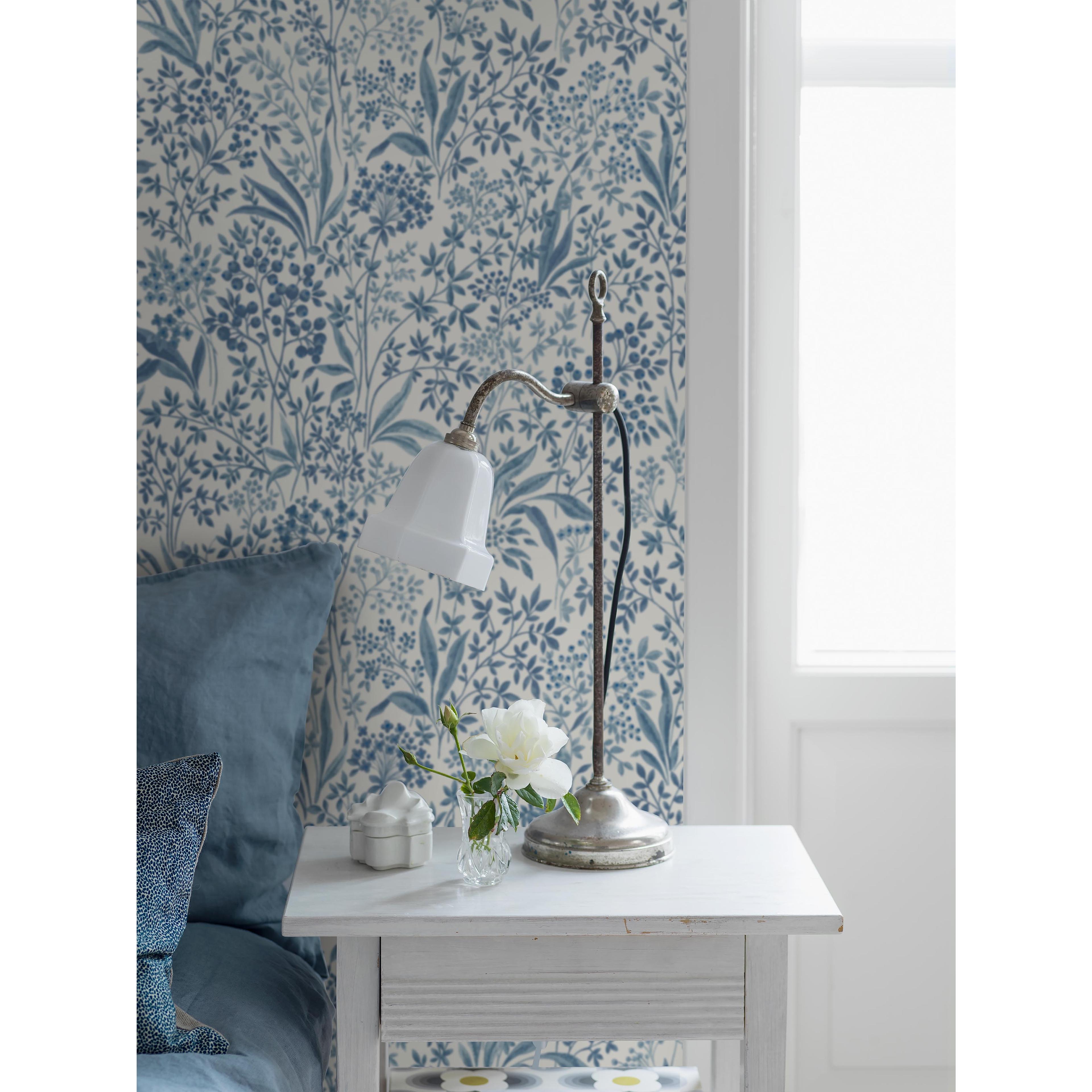 Nocturne, tapet tapet med blommigt, naturochlandskap mönster i vit och blå. Från kollektionen Blue & White. Nonwoven-material med rak passning. Passar i sovrum.