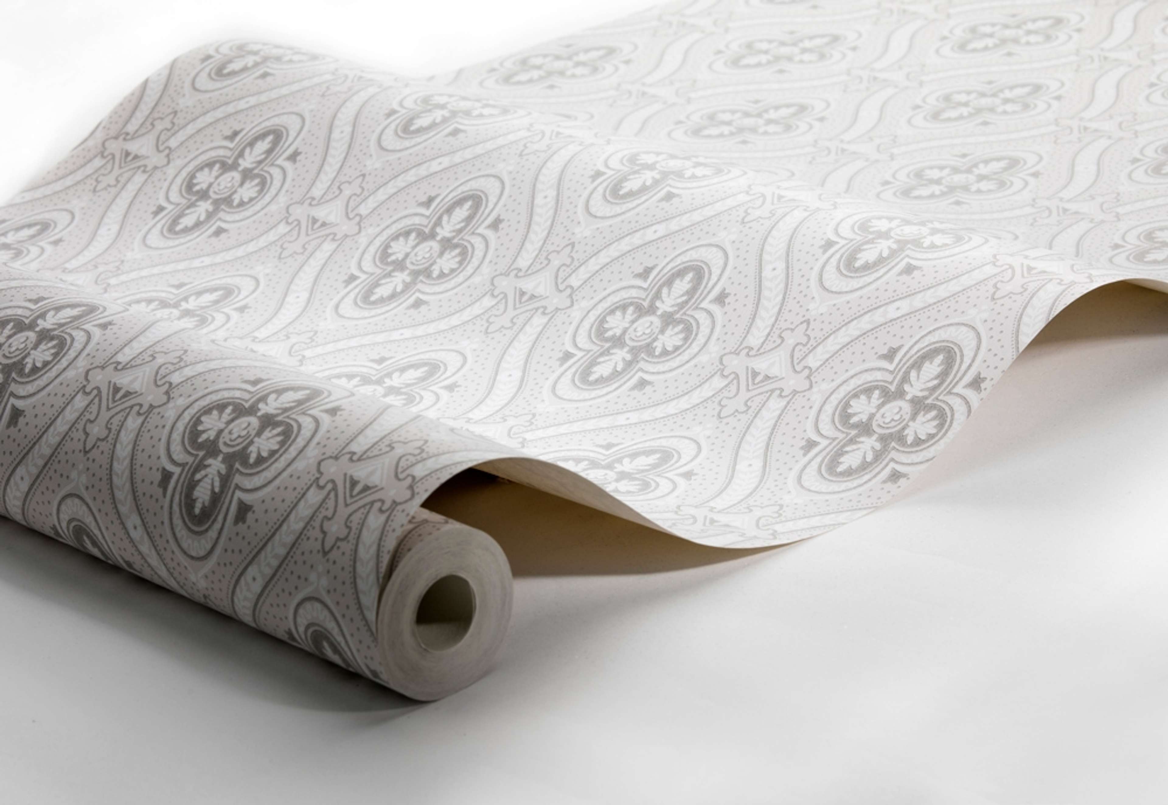 Pigkammaren tapet från Boråstapeter med medaljonger mönster i beige. Från kollektionen anno. Nonwoven-material med rak passning. Lyx, country-stil. Passar i sovrum och matsal.