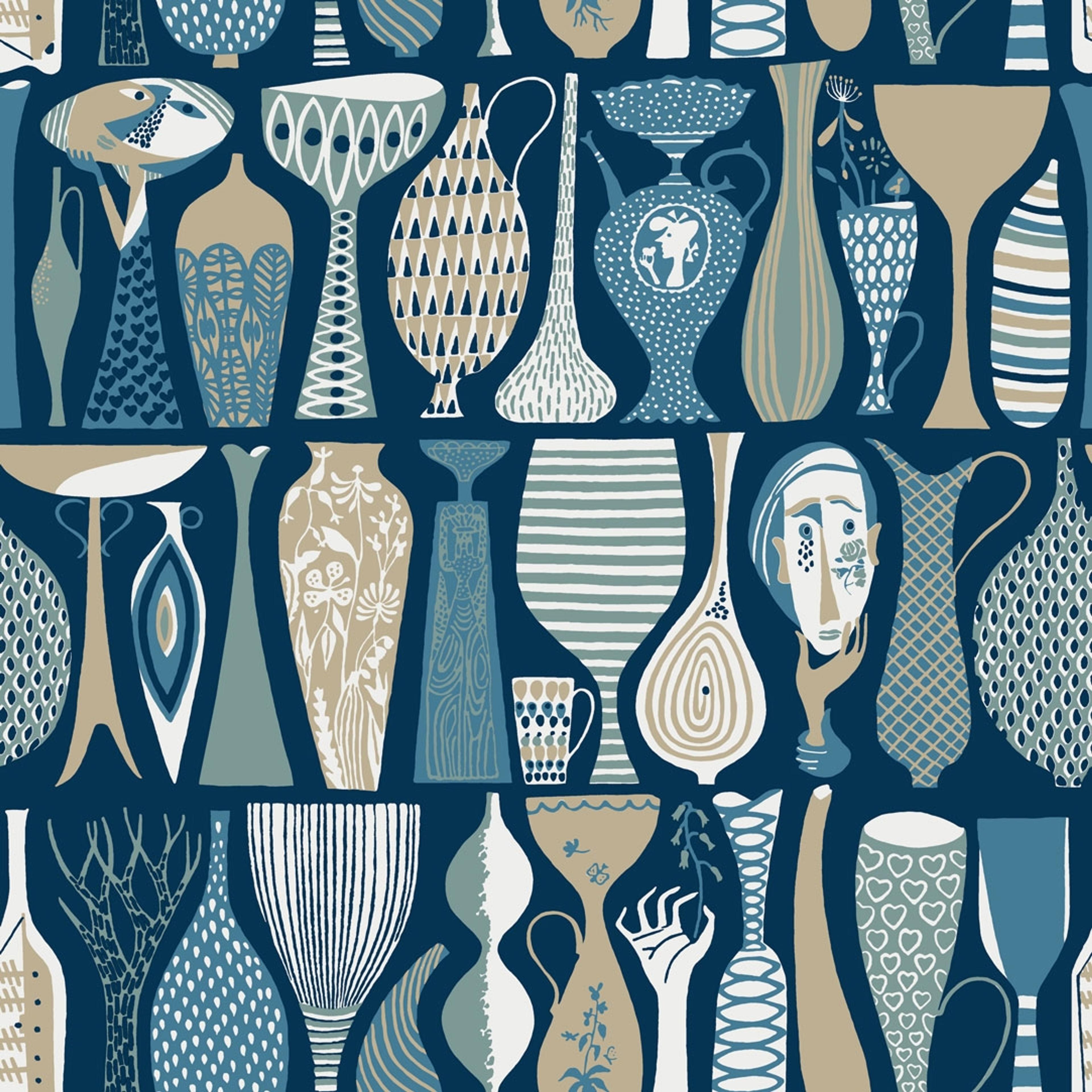 Pottery tapet från Boråstapeter med grafiskt, retro mönster i grön, blå och beige. Från kollektionen Scandinavian Designers II. Nonwoven-material med rak passning.