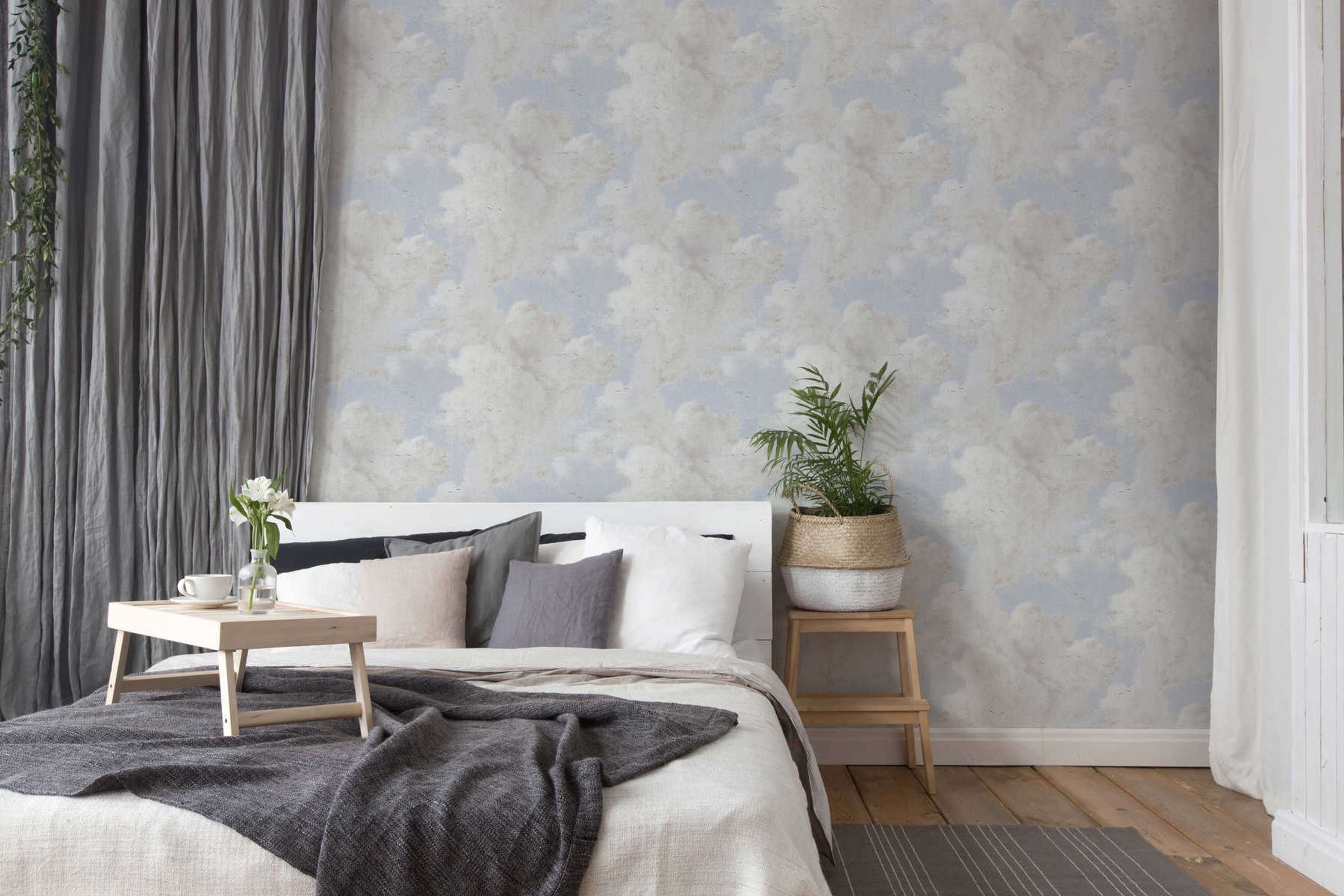 Cloud Imitation, strukturtapet i blå tapet med djur mönster i blå. Från kollektionen history of art. Nonwoven-material med förskjuten passning. Passar i vardagsrum och matsal.