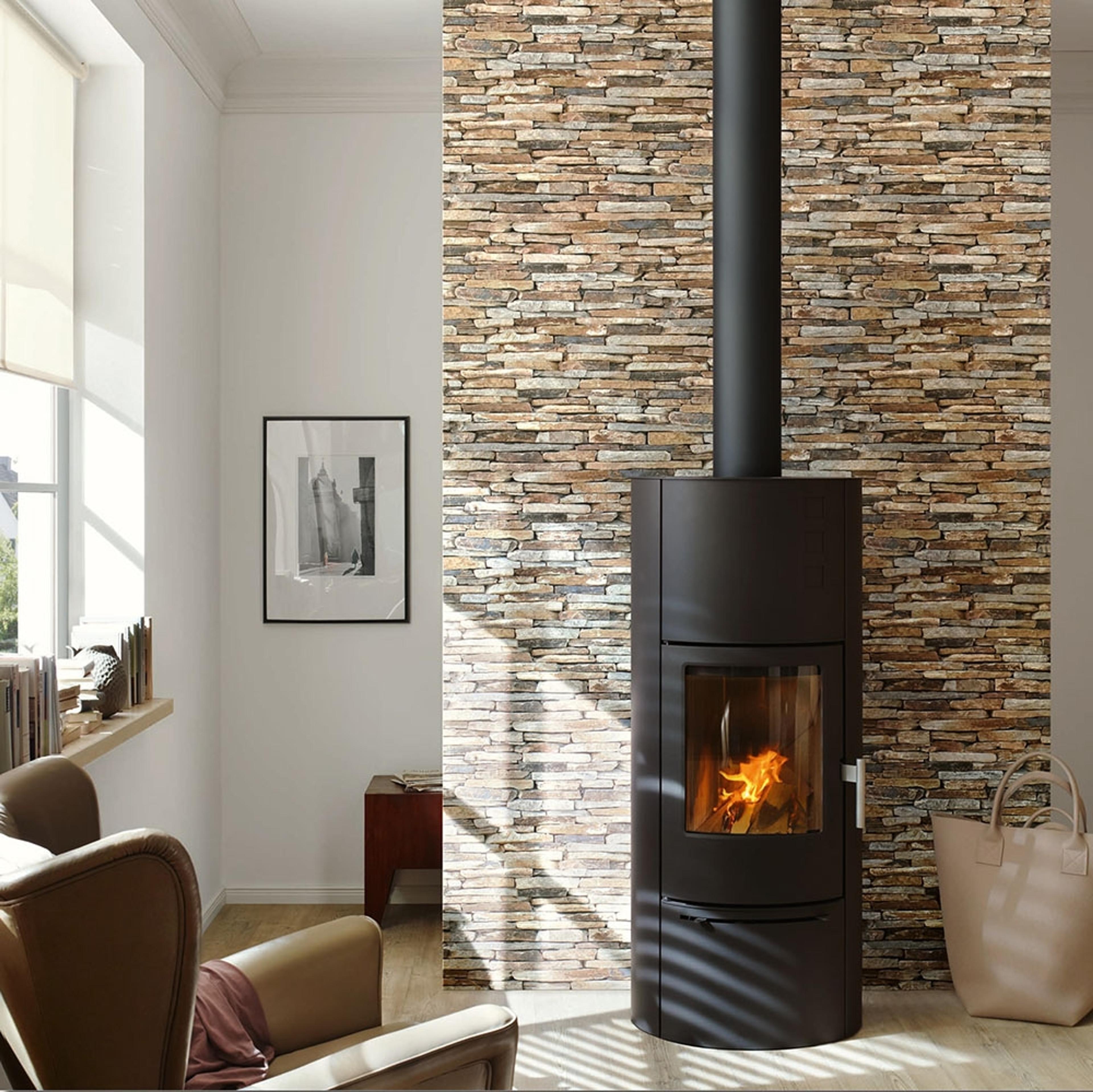 stonepile, strukturtapet i brun tapet med tegelsten mönster i brun. Från kollektionen best of wood n stone 2. Nonwoven-material med förskjuten passning. Passar i vardagsrum och matsal.