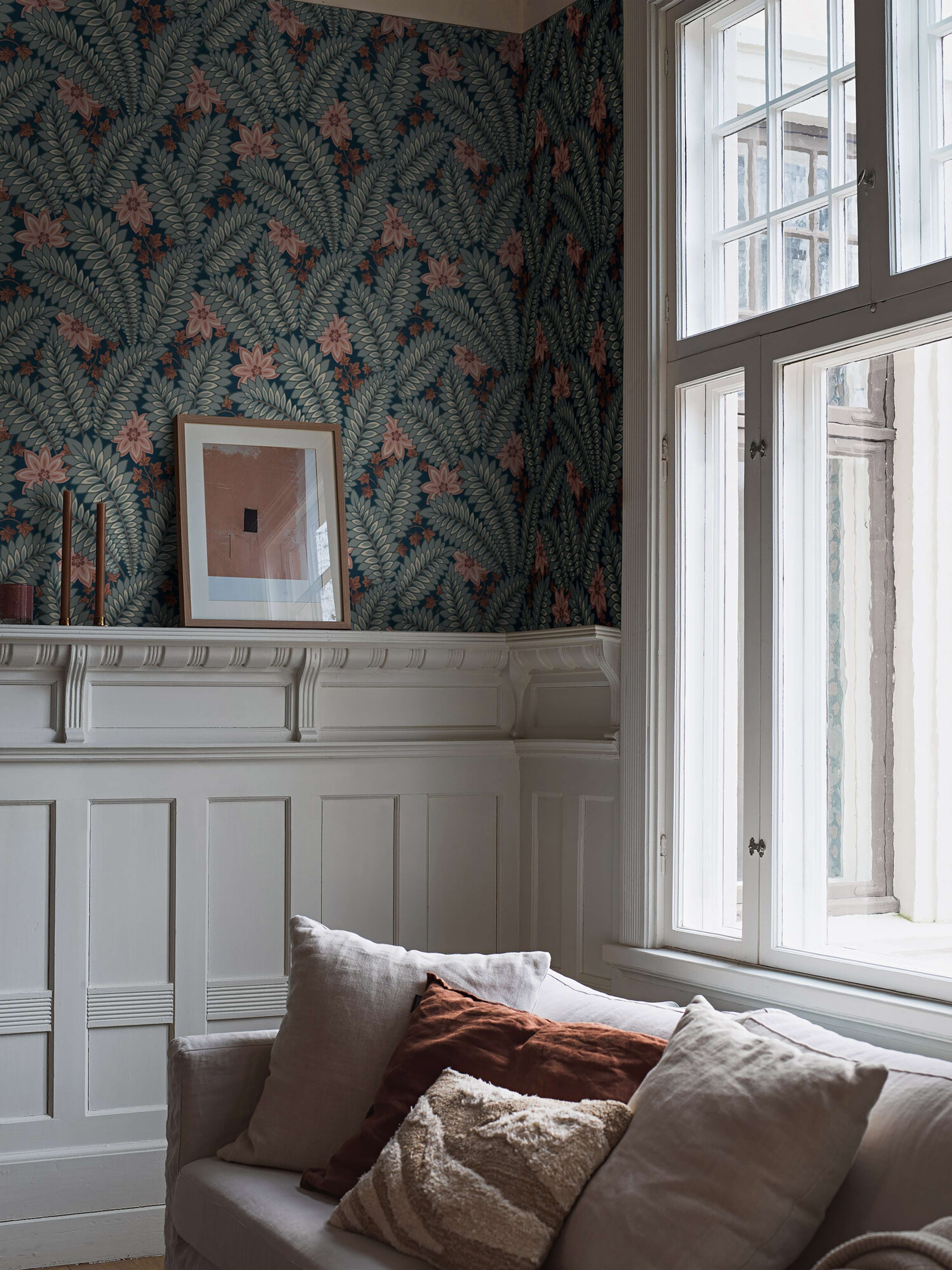 Hidden Ivy tapet i blå toner tapet med botaniskt, blommigt mönster i blå. Från kollektionen Treasured. Nonwoven-material med förskjuten passning. Passar i kök, hall och arbetsrum.