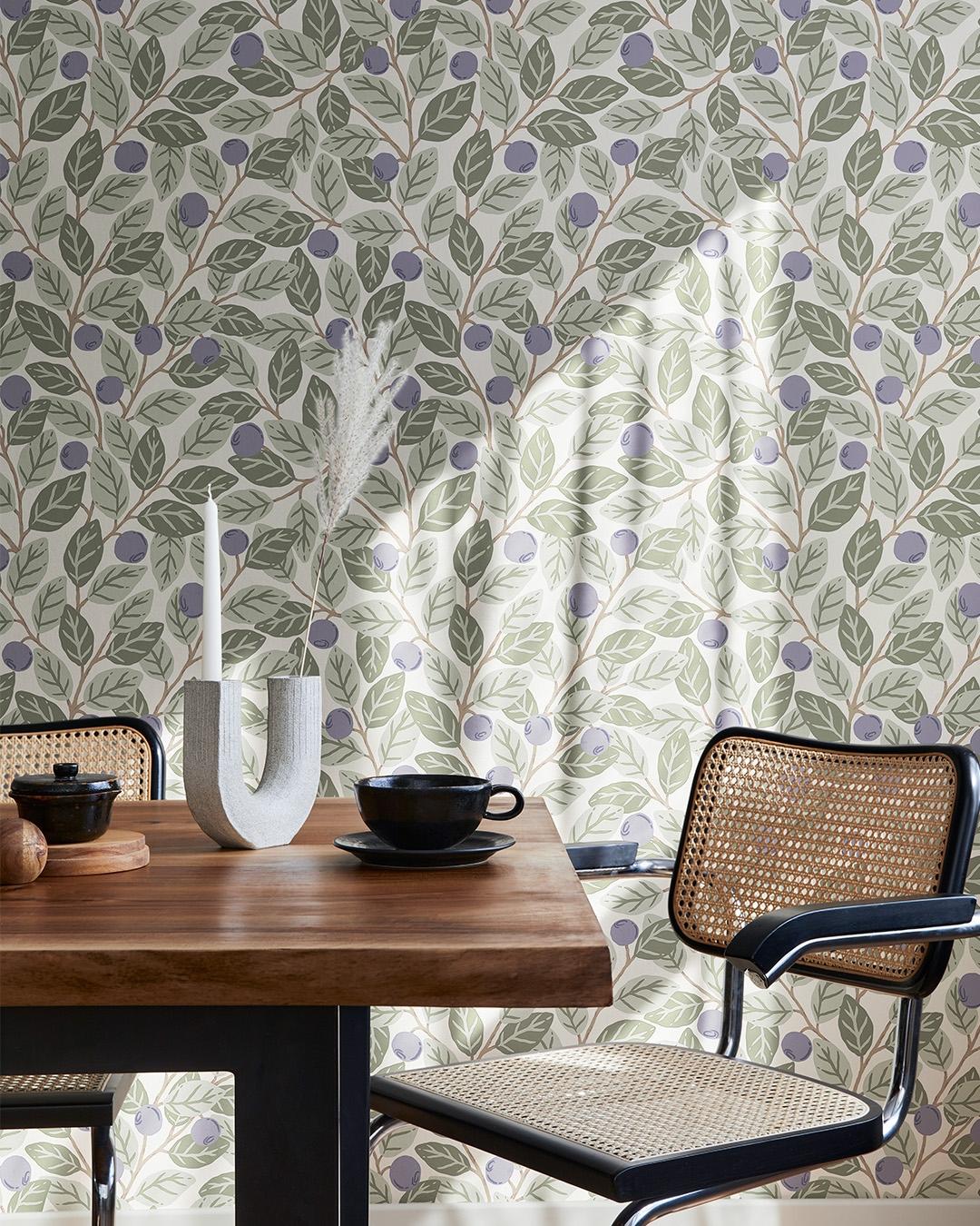 Klara o Tove blåbär stor vit, tapet tapet med botaniskt mönster i vit. Från kollektionen Klara o Tove. Nonwoven-material med rak passning. Passar i vardagsrum, sovrum och hall.