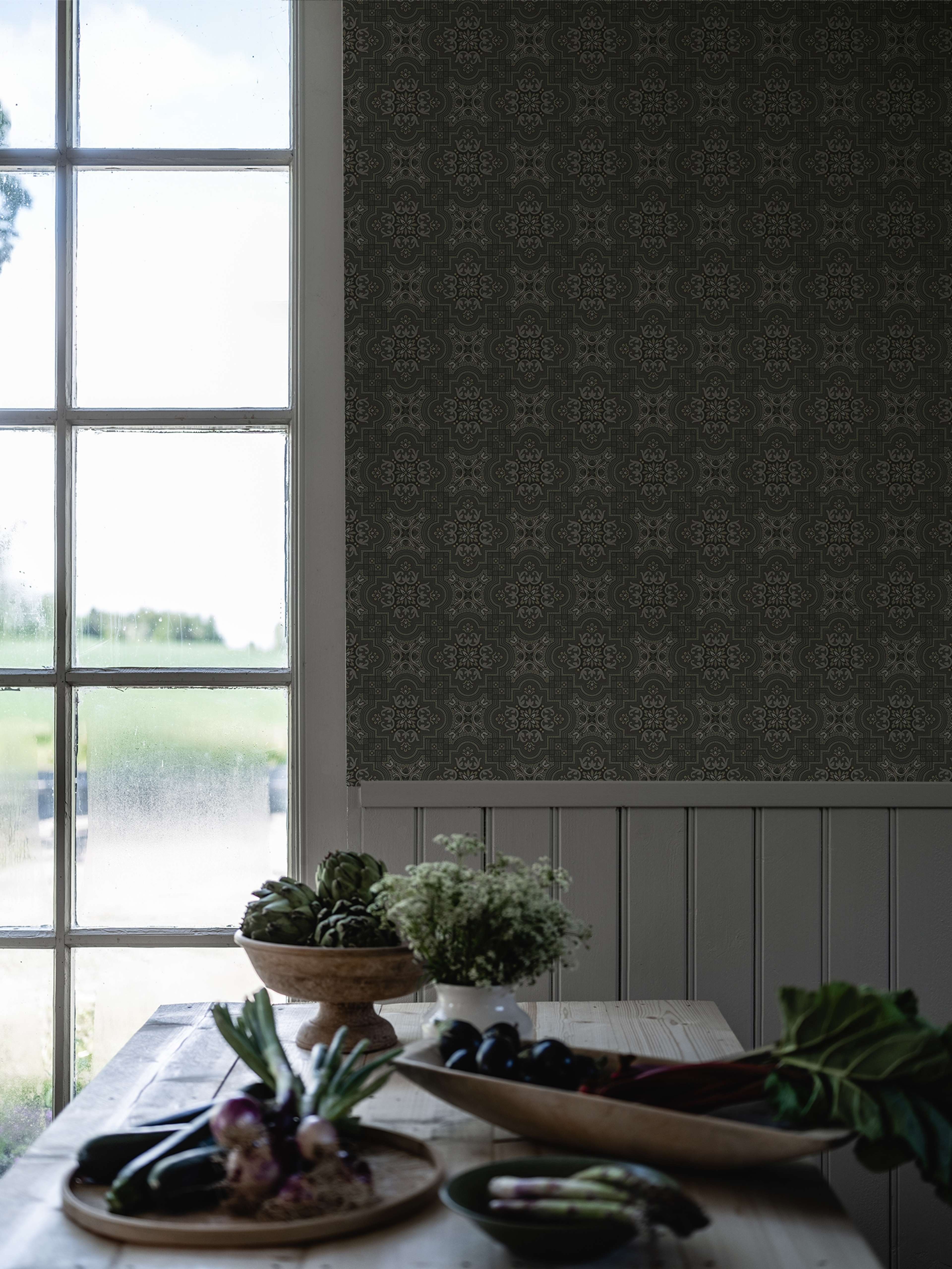 Alnön Mörkgrå tapet med geometriskt mönster i grå. Från kollektionen Gammalsvenska klassiker 1850–1950. Nonwoven-material med rak passning. Passar i vardagsrum och matsal.