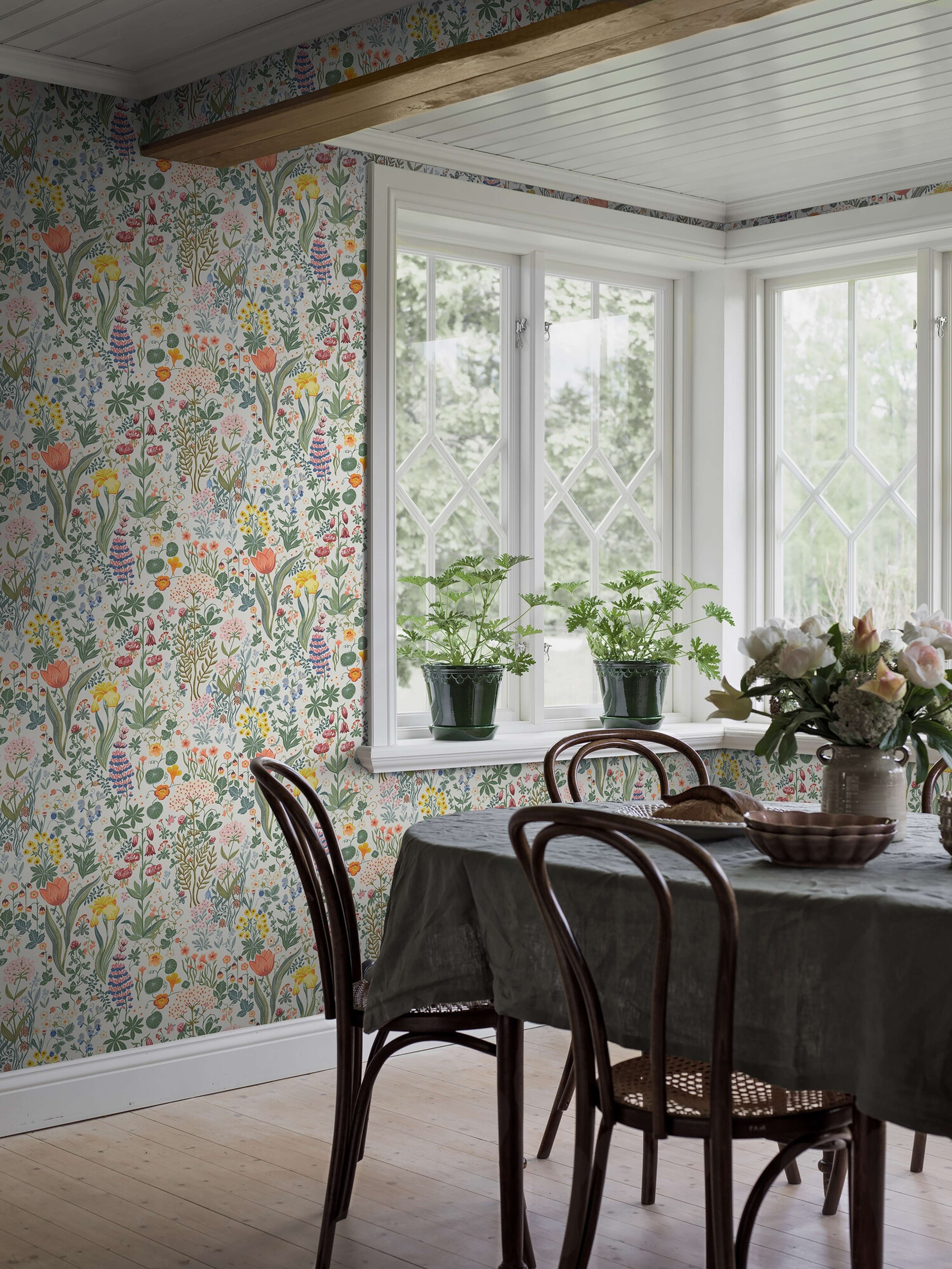 Blomsterhav tapet med botaniskt, blommigt mönster i vit. Från kollektionen New Heritage. Nonwoven-material med förskjuten passning.