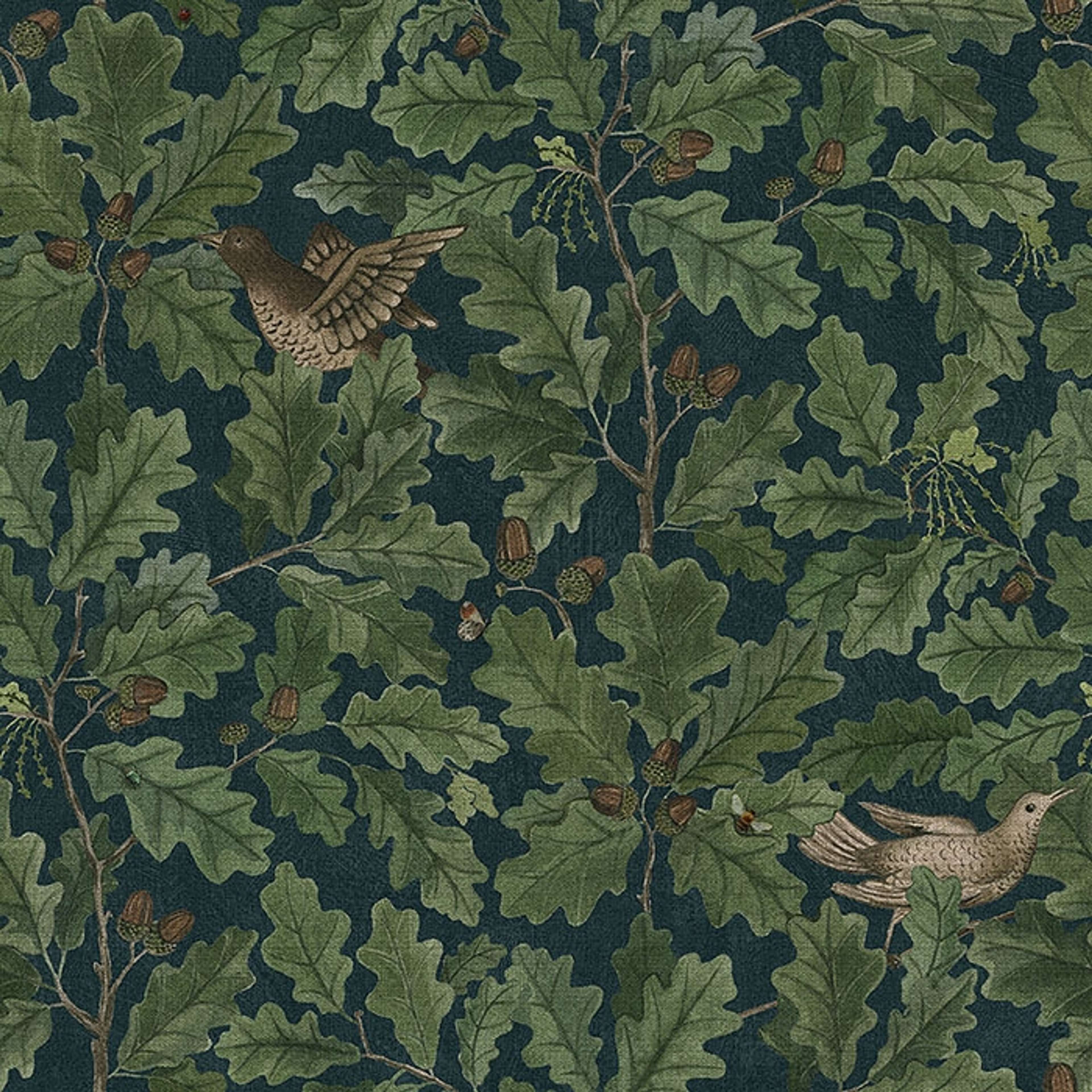 In the Oak tapet med djur, botaniskt, blommigt mönster i grön och blå. Från kollektionen Special Edition Forest. Nonwoven-material med rak passning. Lyx-stil.
