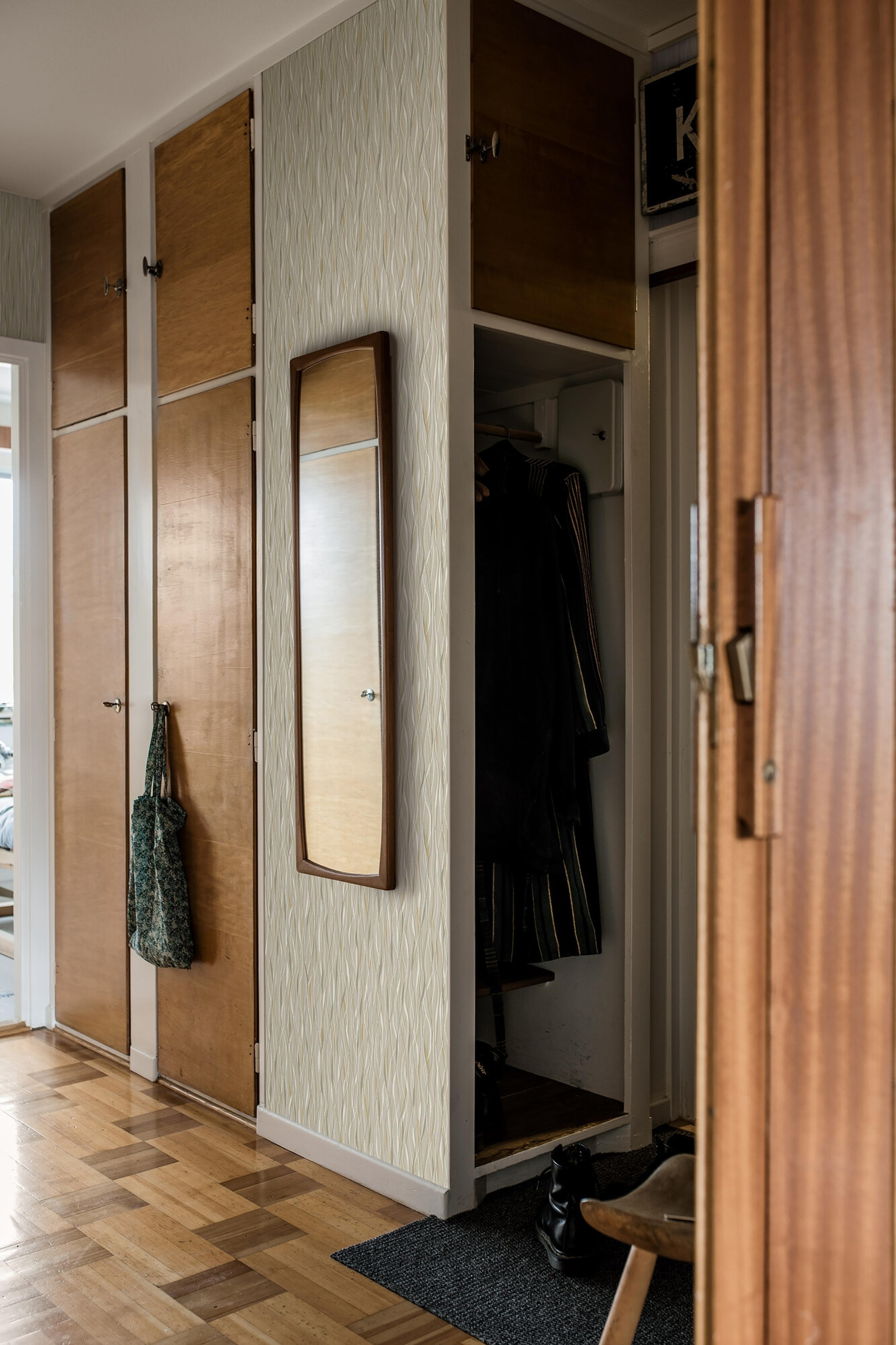 Ängby tapet med grafiskt mönster i beige. Från kollektionen Alla Tiders Hus. Nonwoven-material med förskjuten passning. Passar i vardagsrum, matsal och kök.