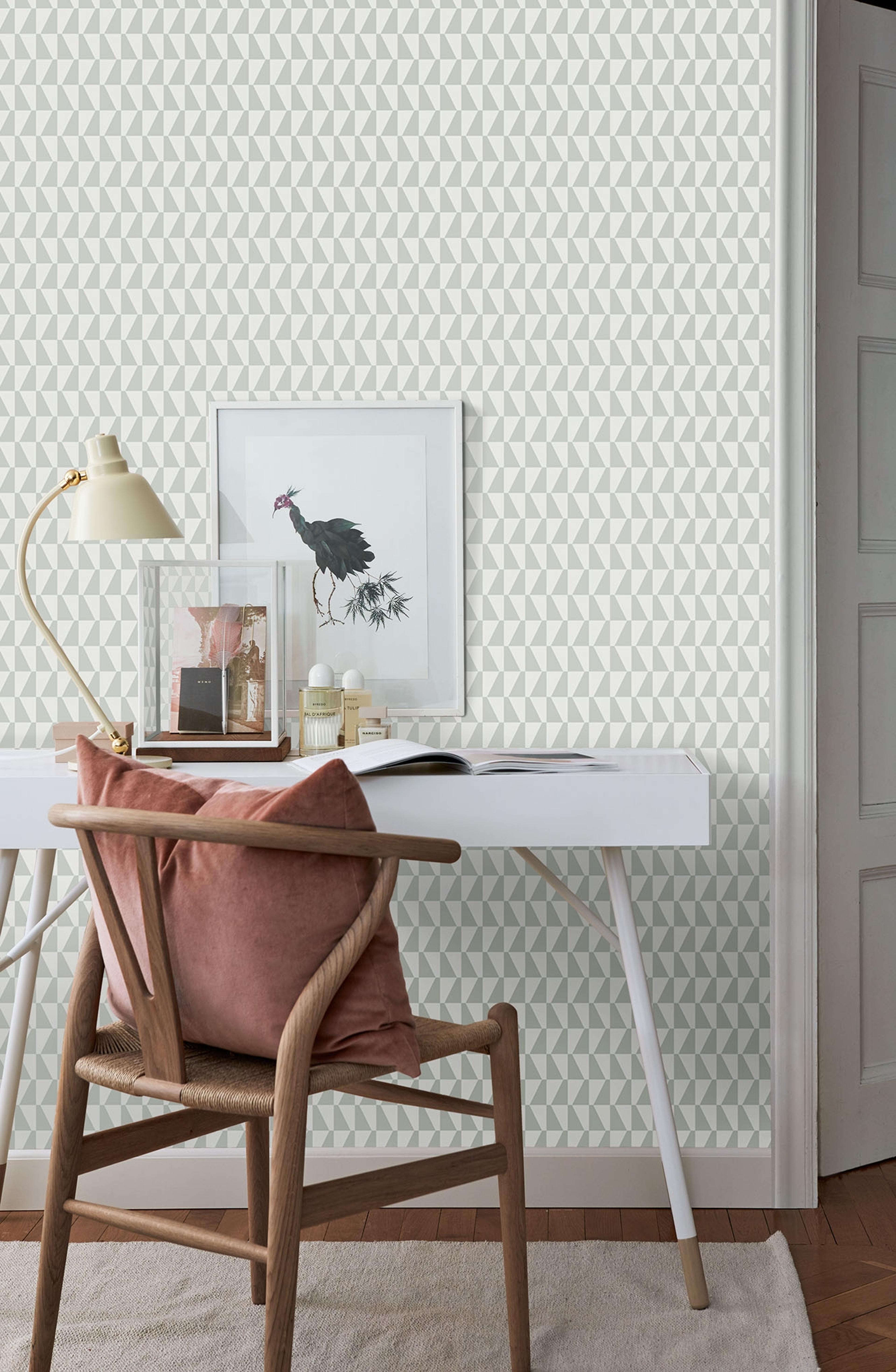 Trapez tapet från Boråstapeter med grafiskt, retro mönster i vit och grön. Från kollektionen Scandinavian Designers II. Nonwoven-material med rak passning. Vintage-stil.
