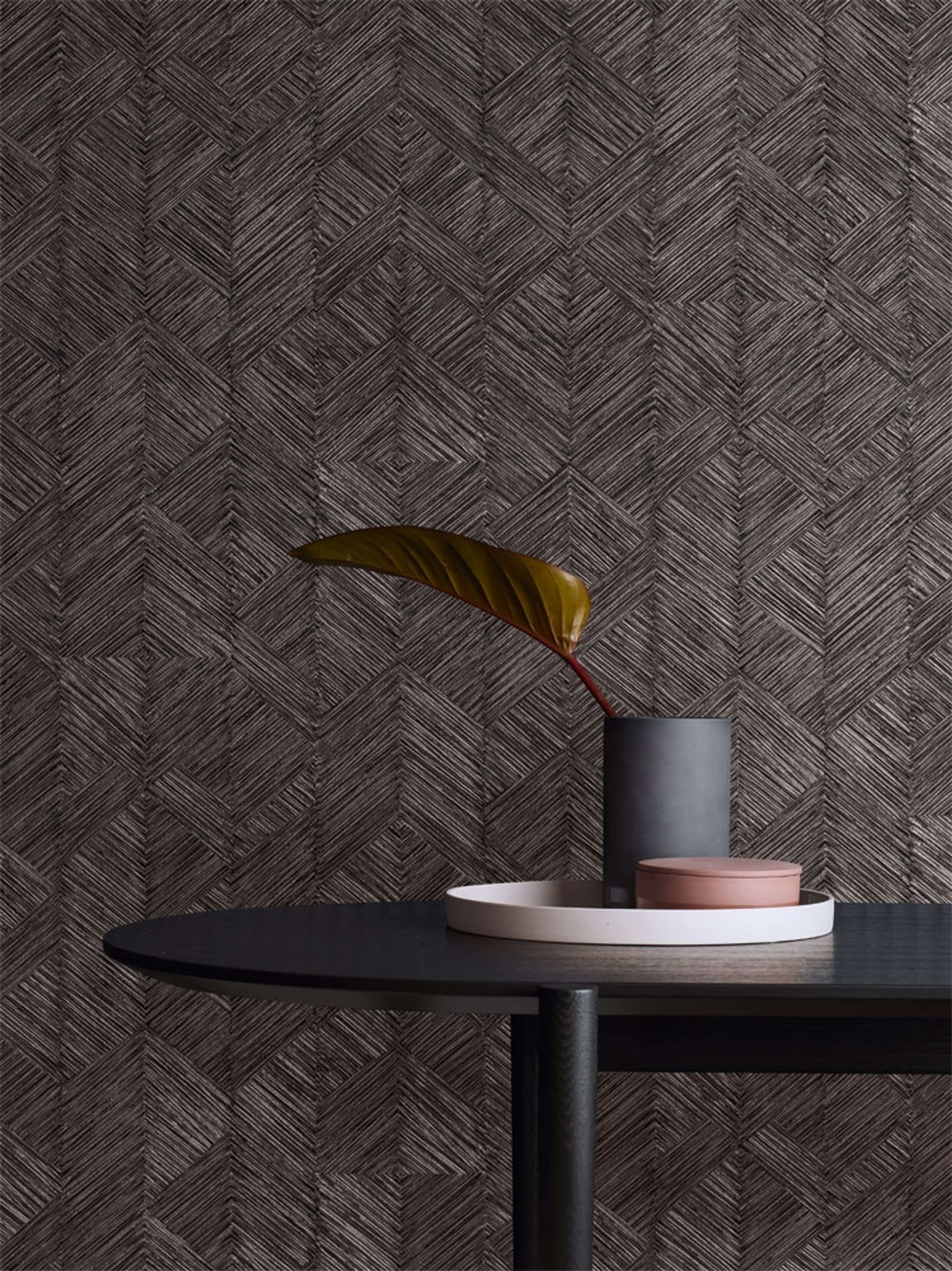 Enitan Night tapet tapet från Midbec med geometriskt mönster i svart och grå. Från kollektionen Tribute. Nonwoven-material med förskjuten passning. Passar i vardagsrum, matsal och hall.