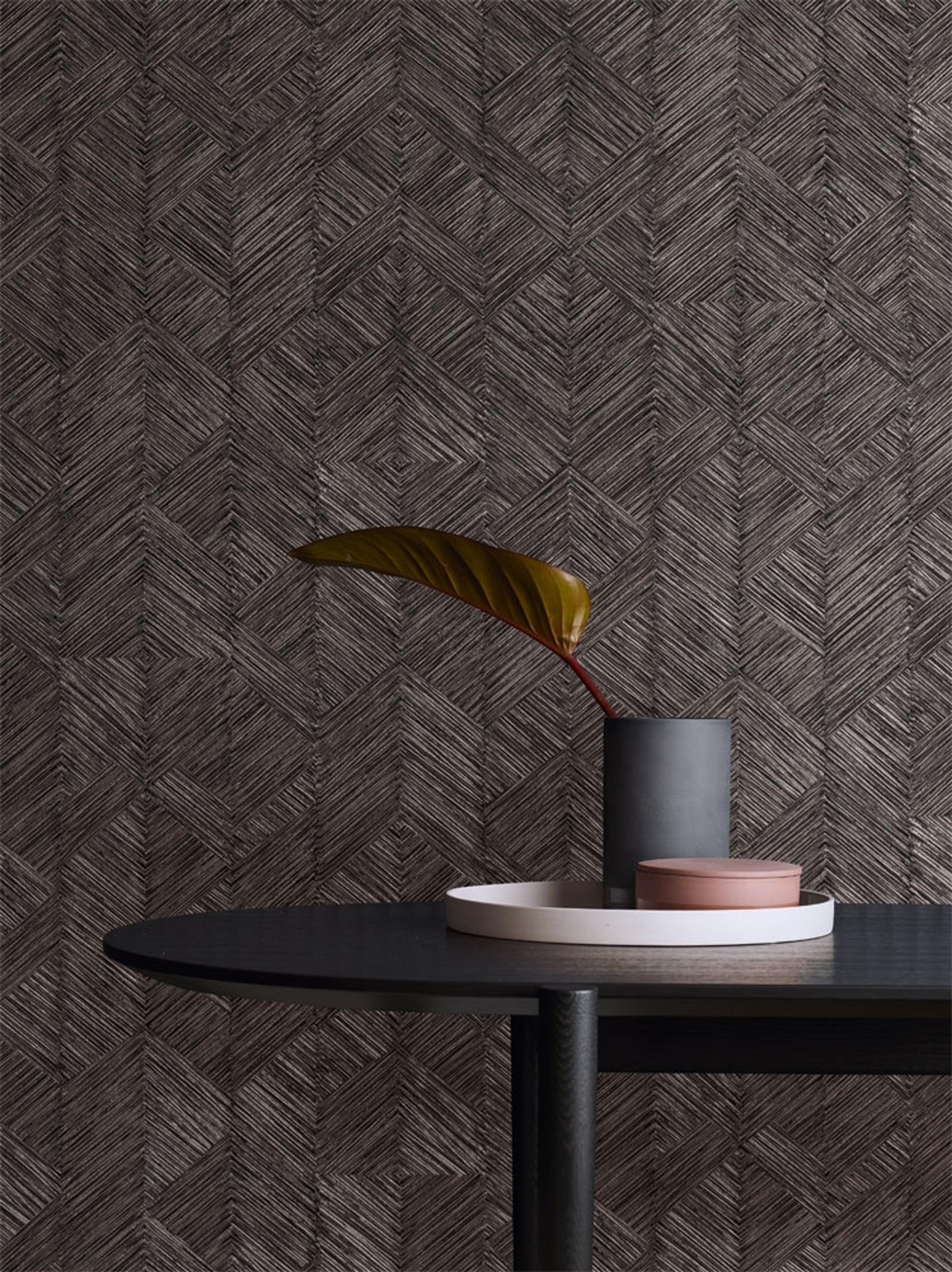 Enitan Night tapet tapet från Midbec med geometriskt mönster i svart och grå. Från kollektionen Tribute. Nonwoven-material med förskjuten passning. Passar i vardagsrum, matsal och hall.