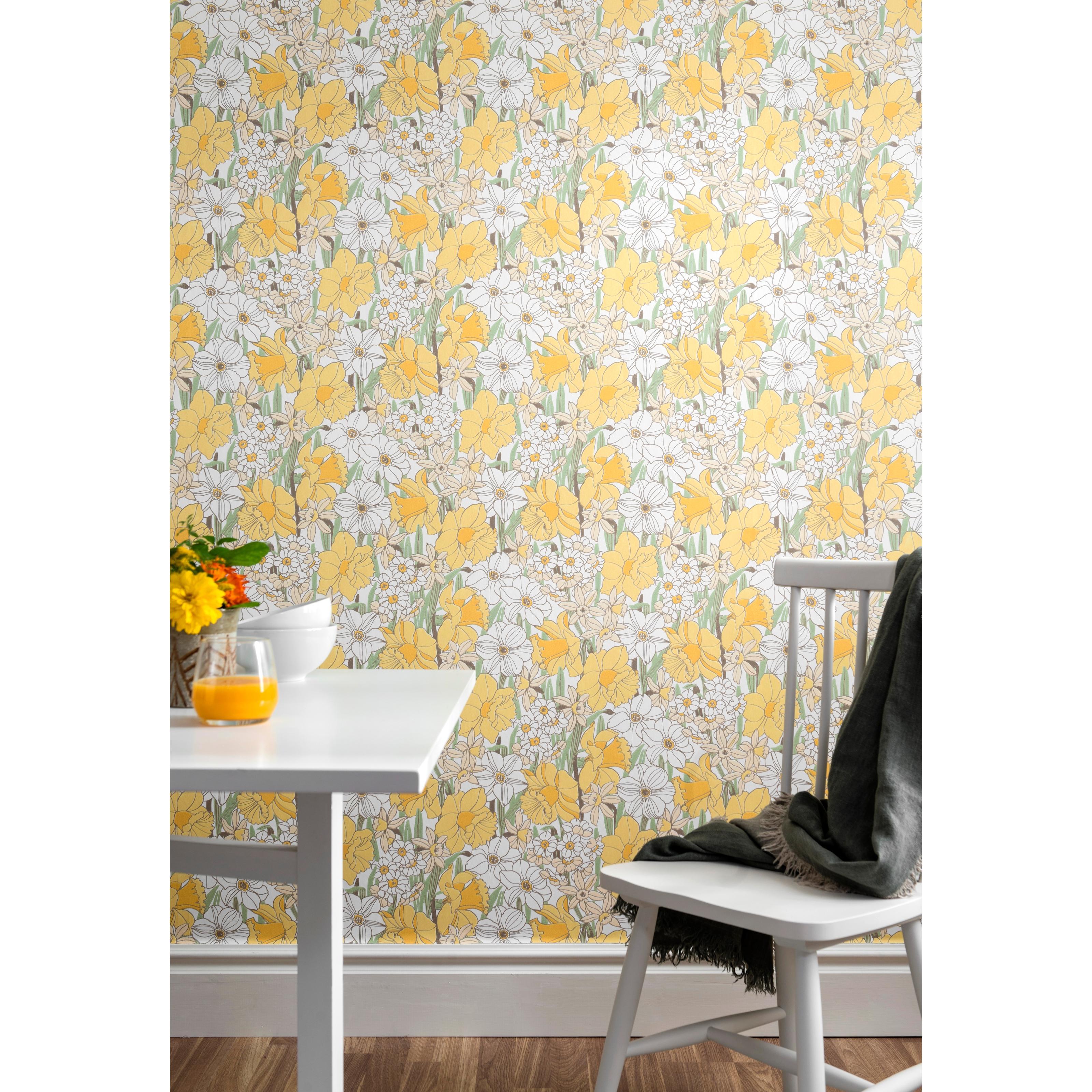 Påsklilja, gul tapet från duro med blommigt mönster i gul. Från kollektionen Duro 1900. Nonwoven-material med rak mönsterpassning. Country-stil.